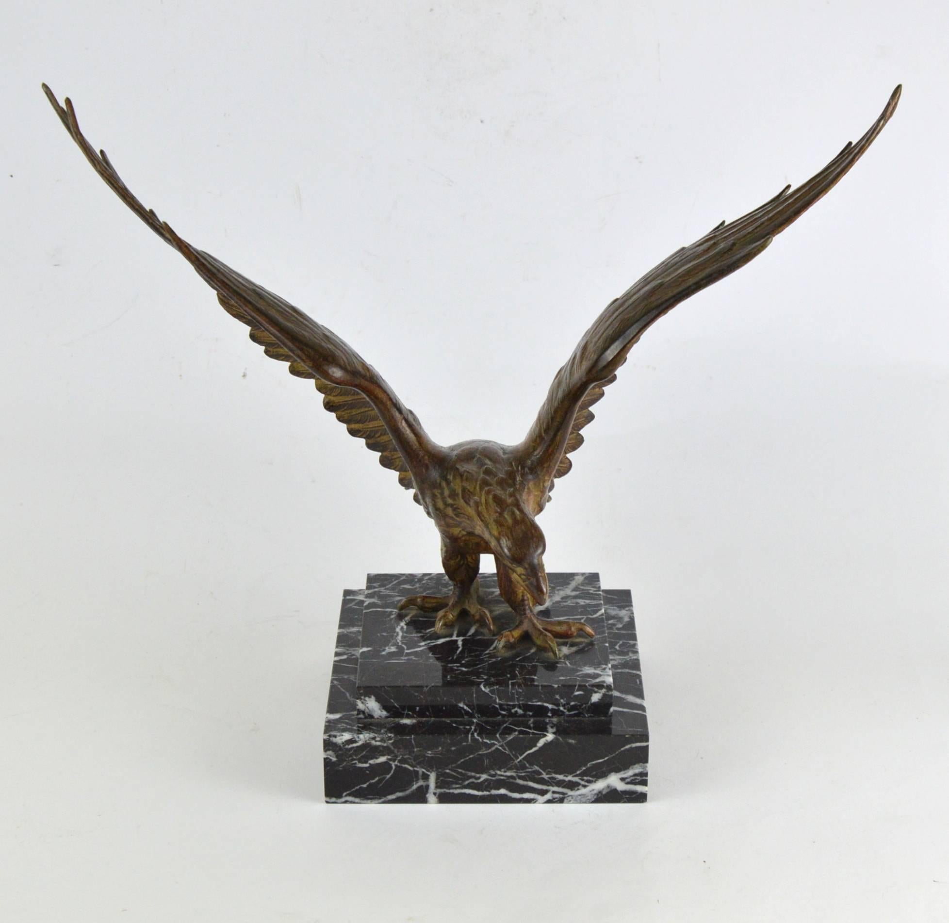 Art Deco style sculpture of an eagle on a marble base.
Measures: Height 37 cm, distance between wingtips 43 cm.