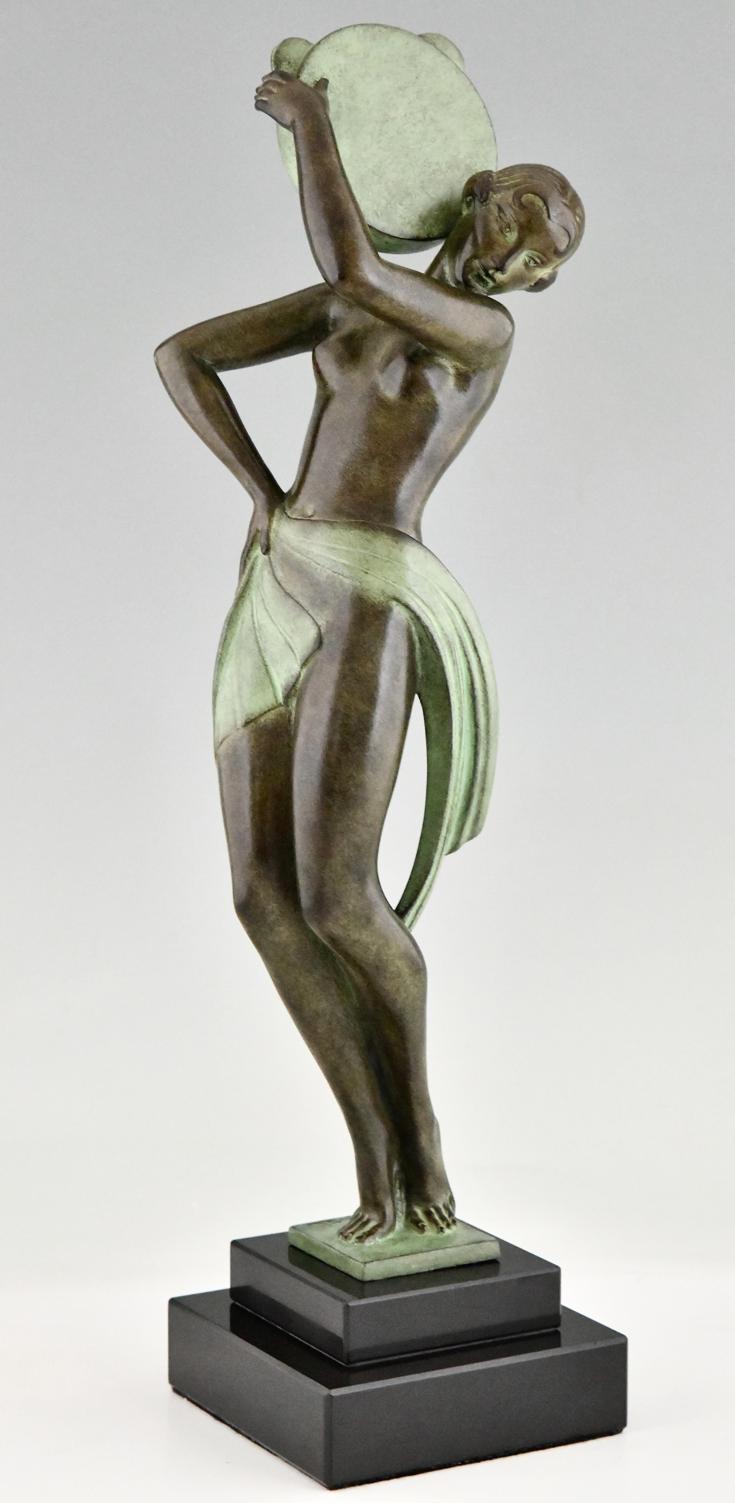Art Deco Style Skulptur Tänzerin mit Tamburin FARANDOLLE von Fayral, Pseudonym von Pierre Le Faguays.
Mit dem Siegel der Gießerei Max Le Verrier. 
Patiniertes Kunstmetall auf einem schwarzen Marmorsockel. 
Entwurf 1930. 
Posthume zeitgenössische