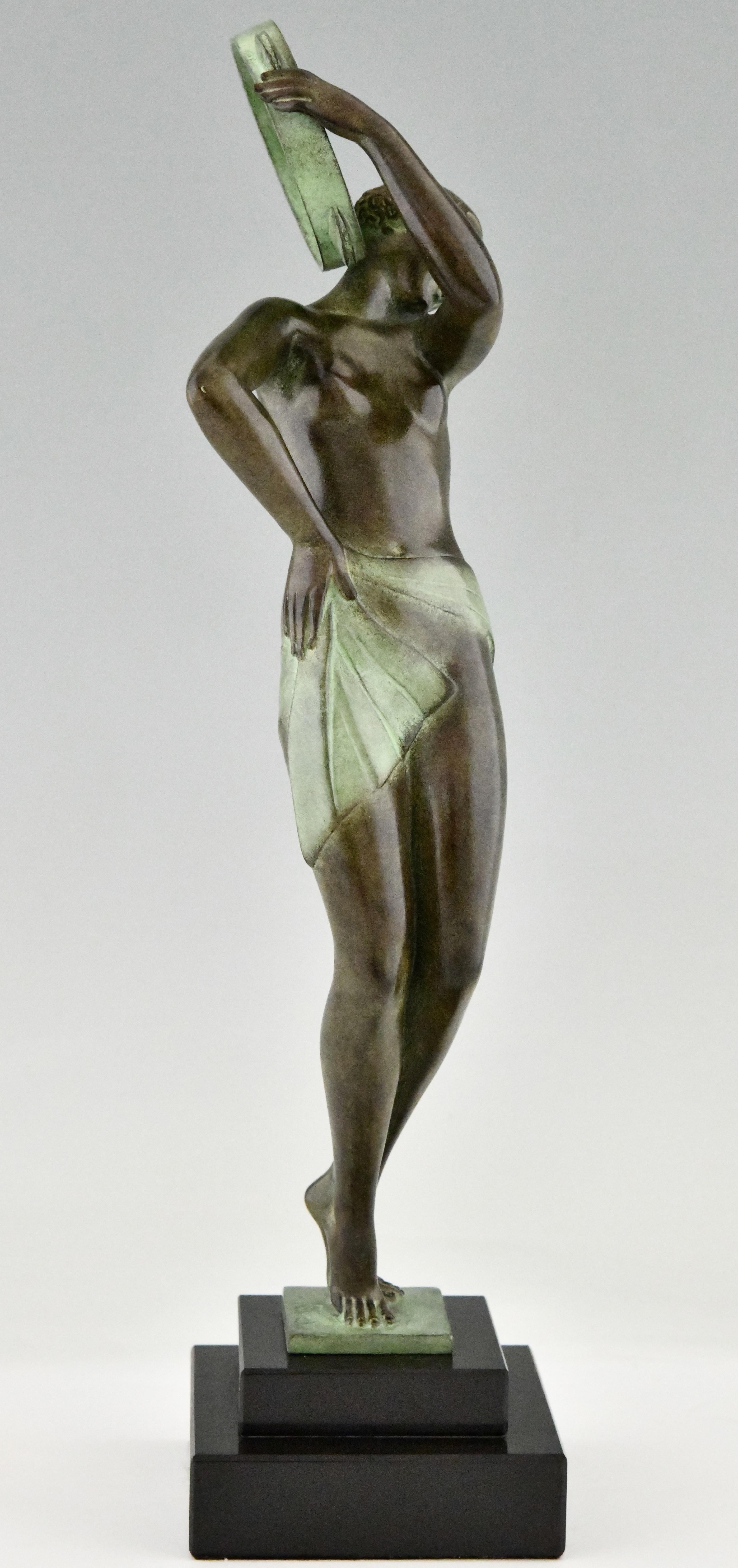 Art Deco-Stil Skulptur Tamburin Tänzerin u2028FARANDOLLE Fayral und Max Le Verrier (Art déco) im Angebot