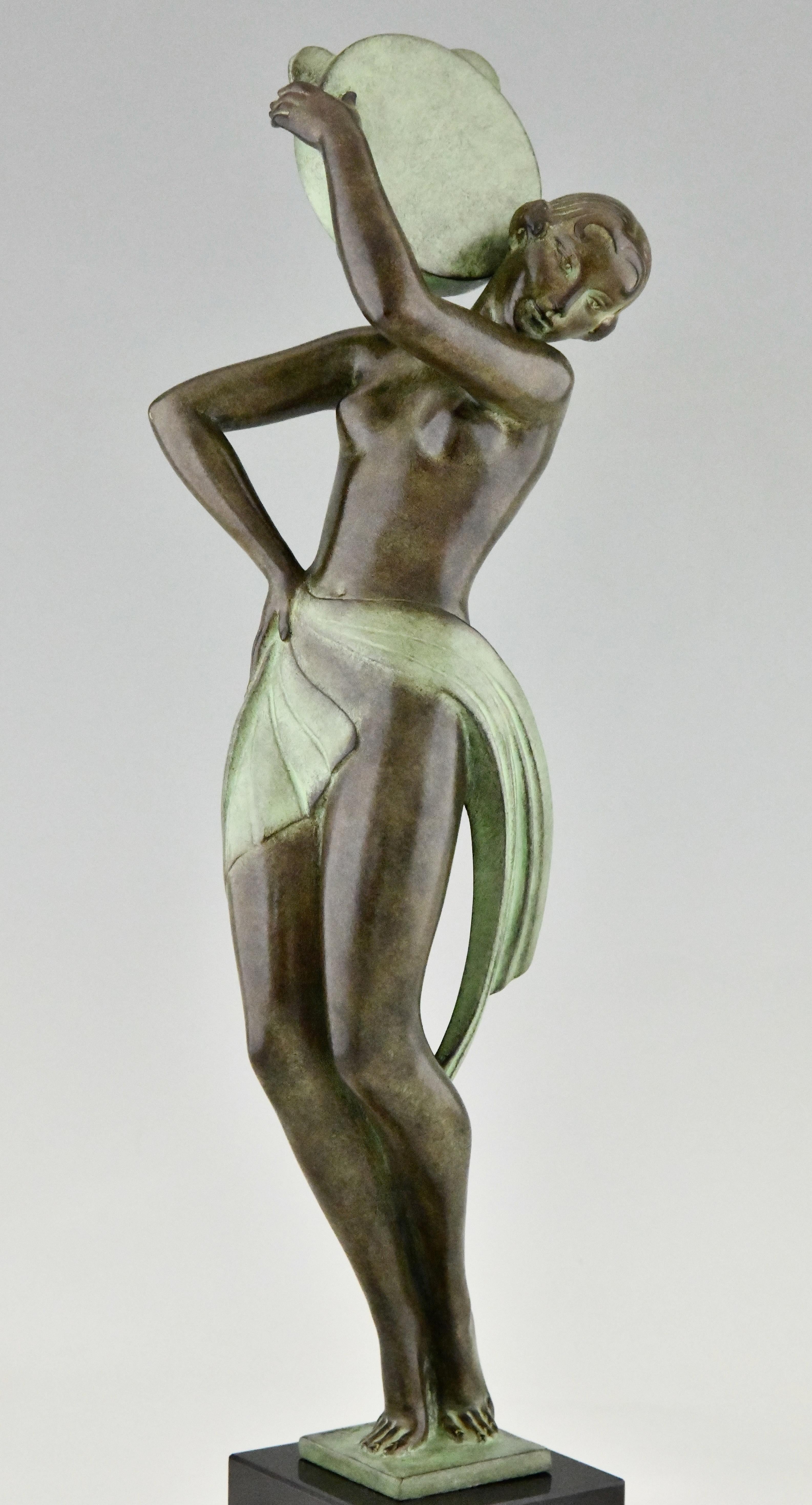 Art Deco-Stil Skulptur Tamburin Tänzerin u2028FARANDOLLE Fayral und Max Le Verrier (21. Jahrhundert und zeitgenössisch) im Angebot