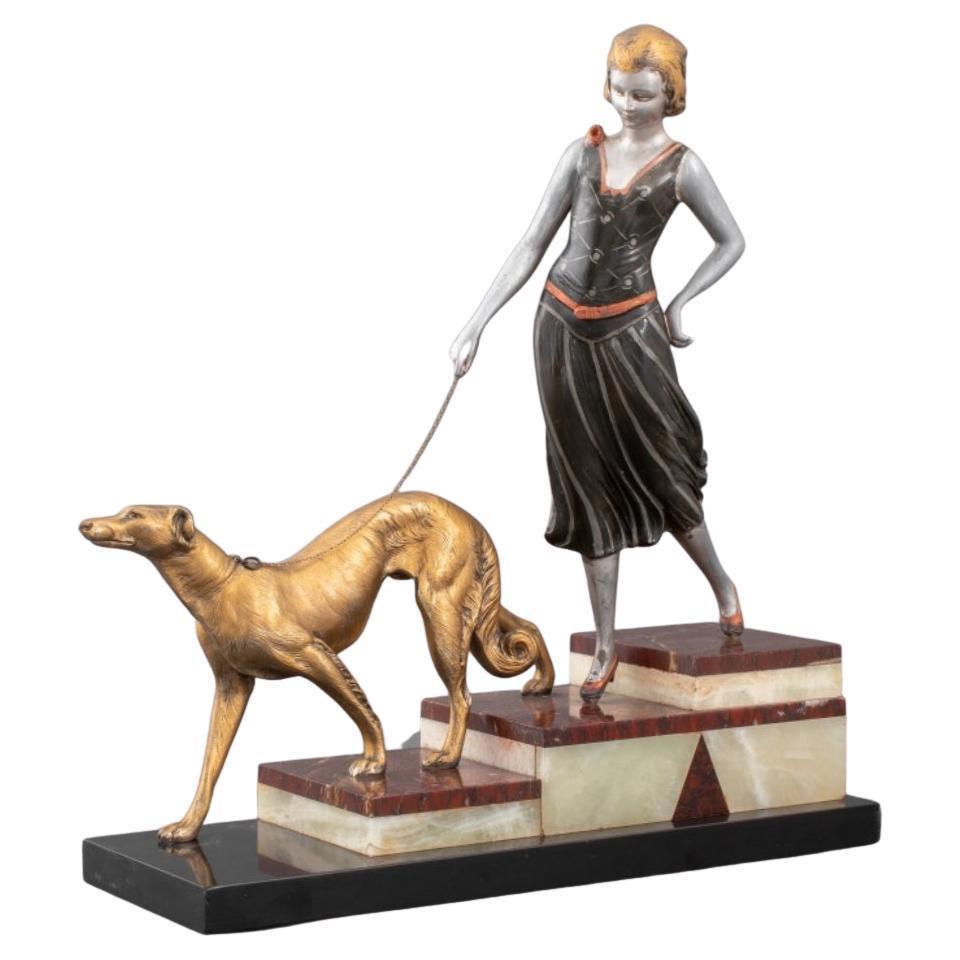 Art Deco Stil Skulptur Frau & Windhund im Angebot