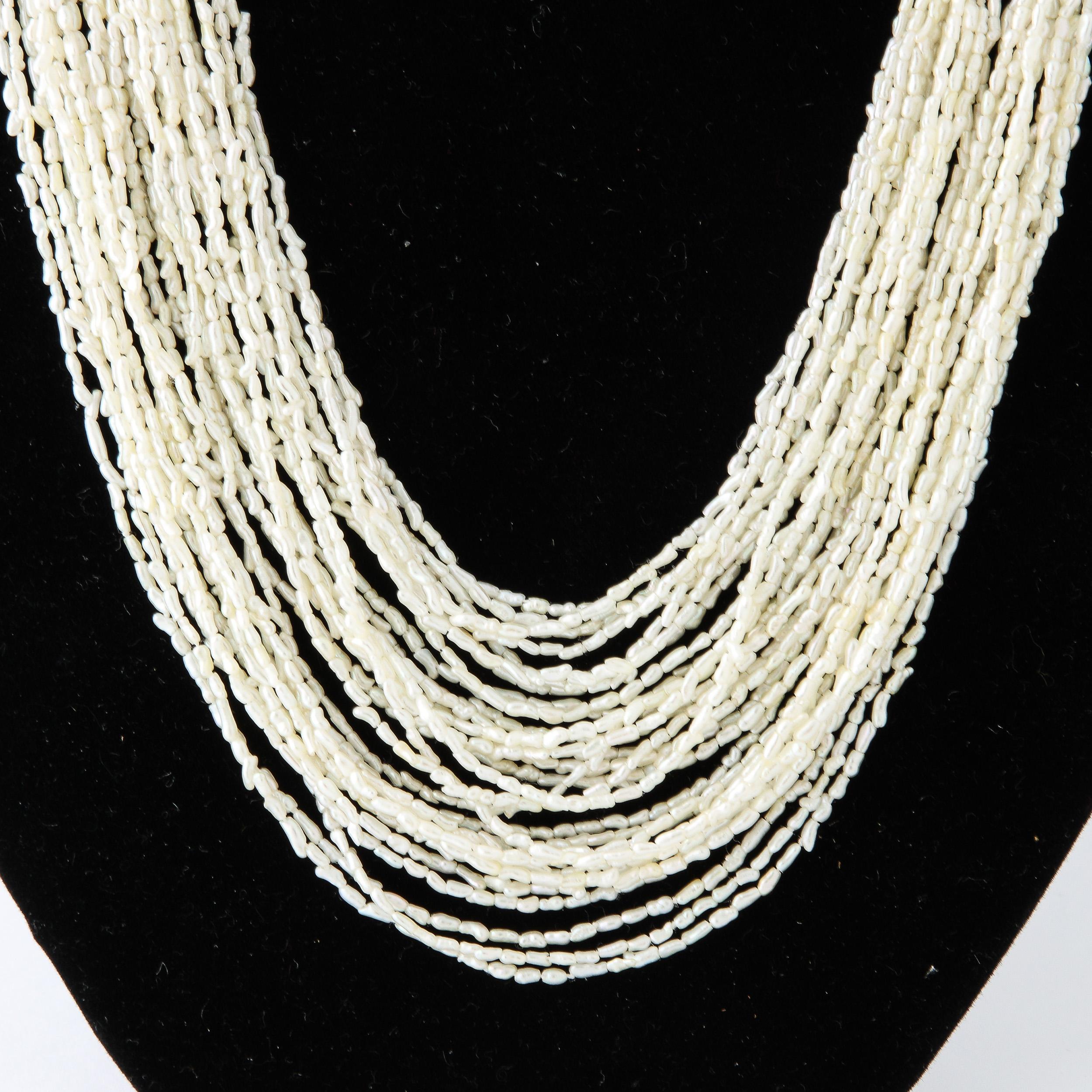 Collana a più fili di perle di seme in stile Art Déco con chiusura in lapis, oro e diamanti in vendita 9