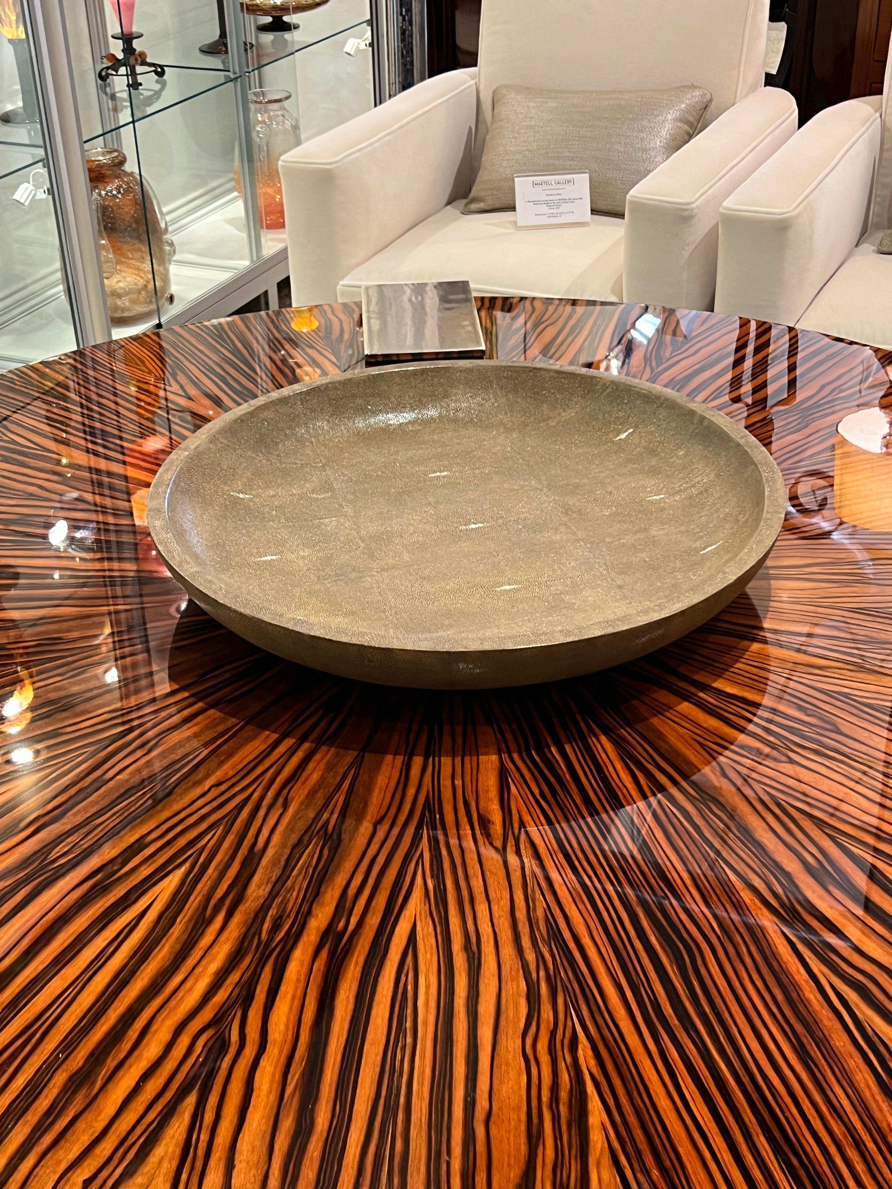 Un grand centre de table en bois recouvert de galuchat de couleur taupe.  Réalisé et signé par R&Y Augousti Paris.