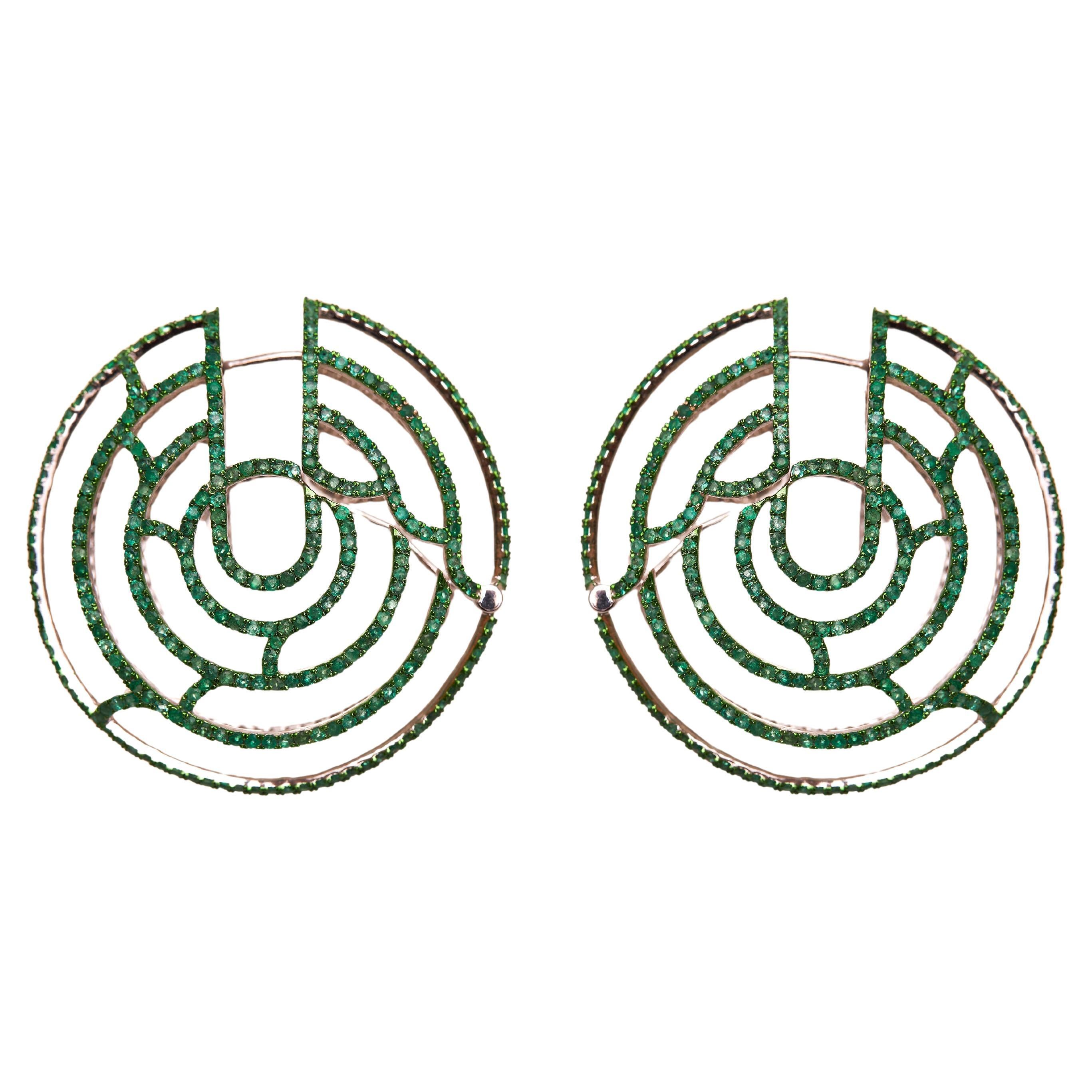 Voici une exquise paire de boucles d'oreilles de la Collection S. Bombay, inspirée des motifs géométriques emblématiques de l'un des chefs-d'œuvre de l'Art déco de Bombay. Les boucles d'oreilles capturent l'élégance des motifs tropicaux réimaginés à