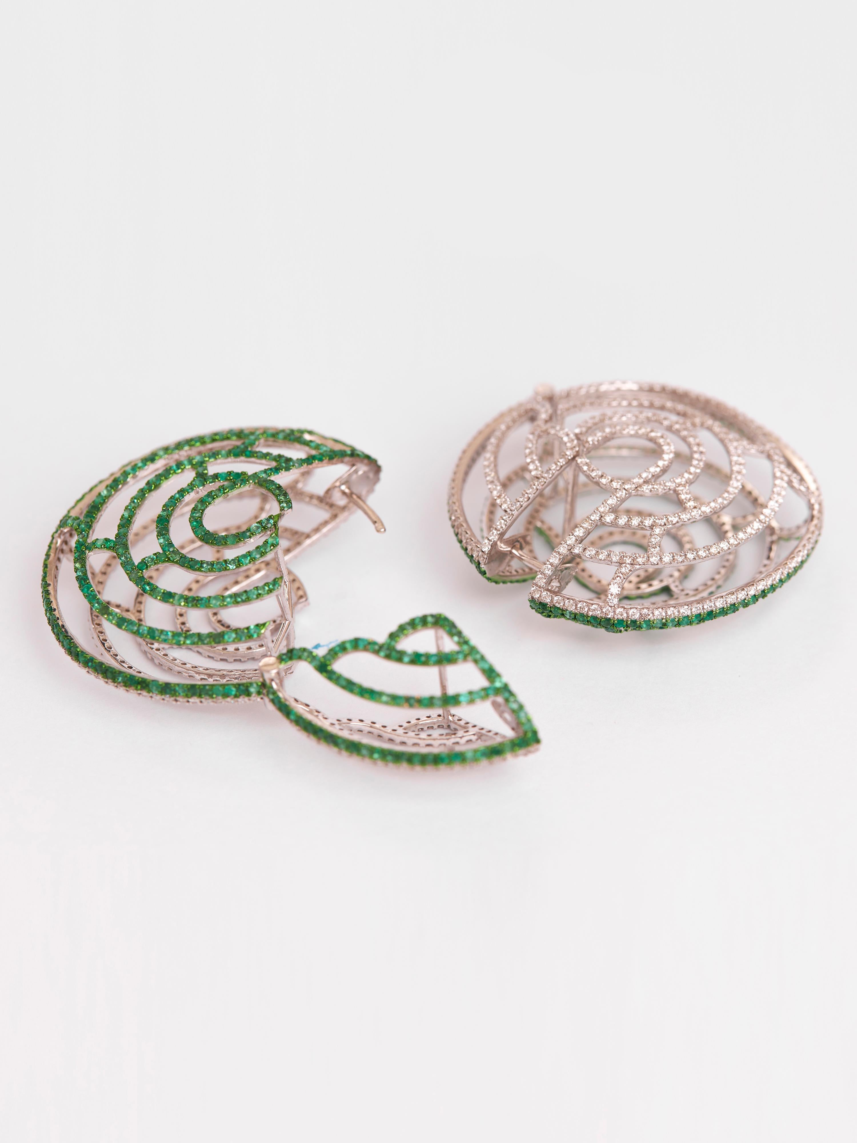 Taille ronde Boucles d'oreilles tripodes en or 18 carats, diamants et argent, style Art déco, en forme de coquillage en vente