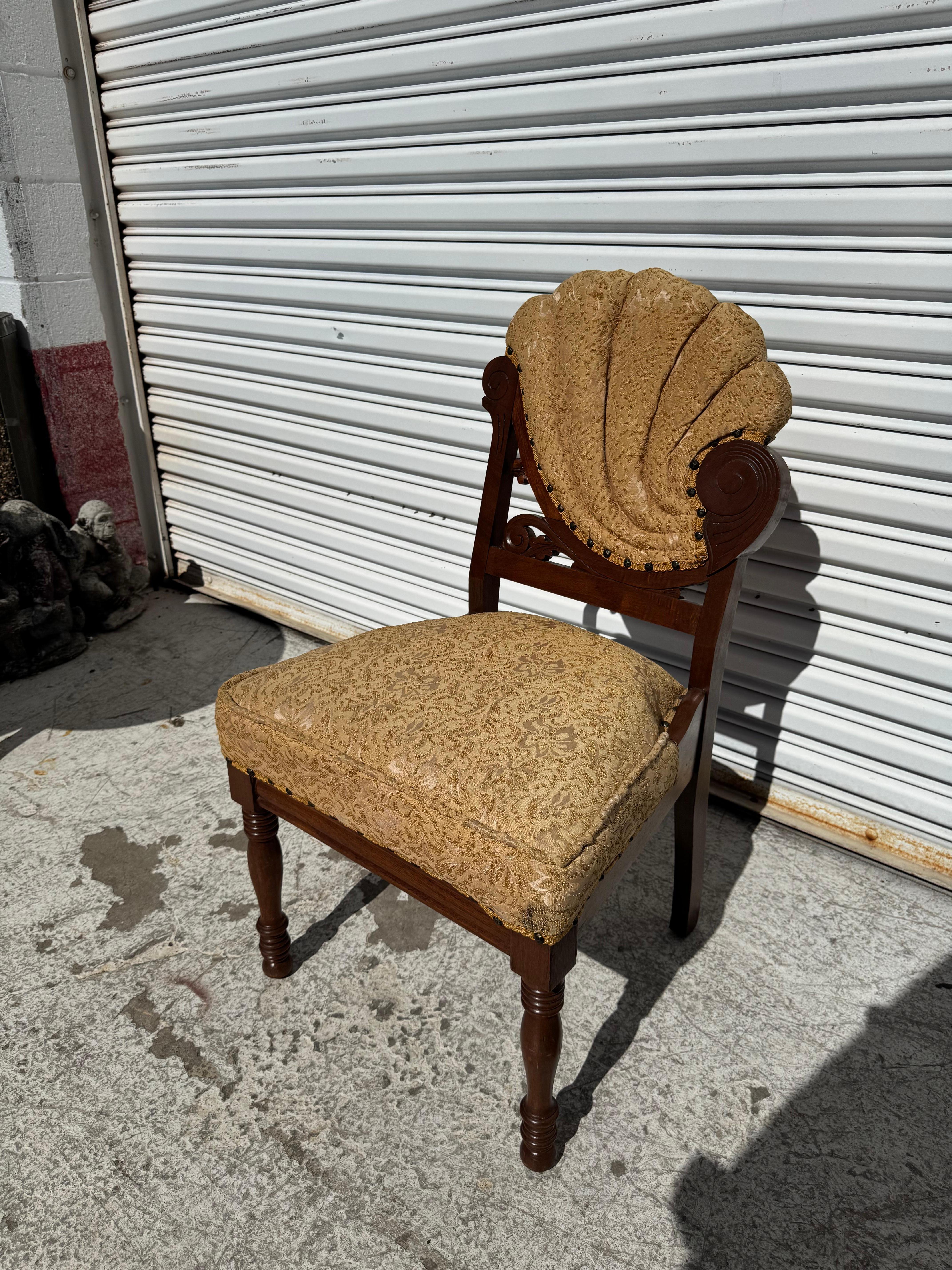 Cette chaise date de la période Art déco.
Il est fabriqué en noyer et possède une tapisserie d'époque.
Le site  le dos est conçu comme un coquillage
 Il est doté de pieds tournés et de sculptures détaillées. 