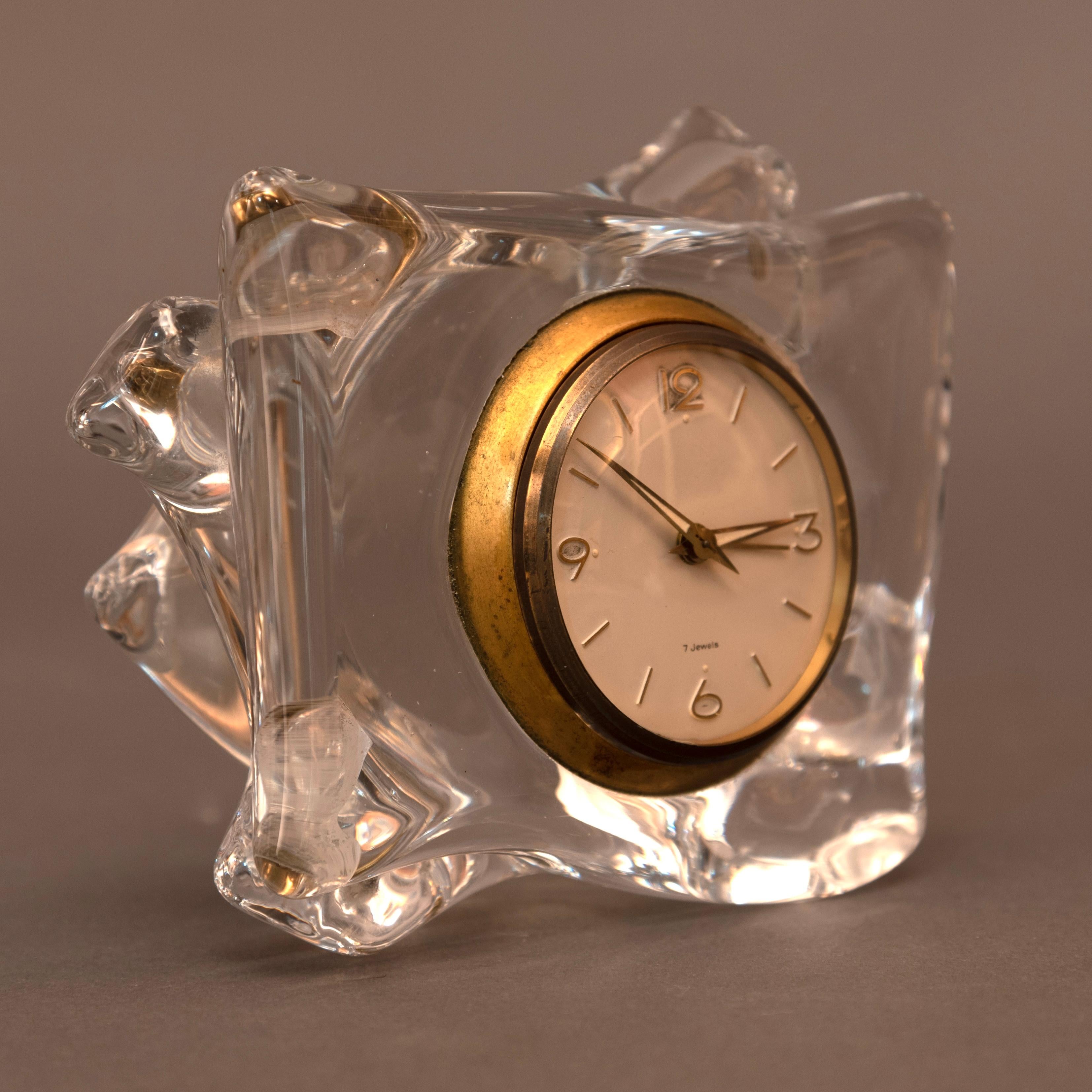 Important Art Deco French crystal table clock 
Signature “Schneider France” under the base

Starting in 1930, the famous SCHNEIDER company 
 began to create table clocks in transparent
 transparent crystal.

 Every item of our Gallery, upon request,