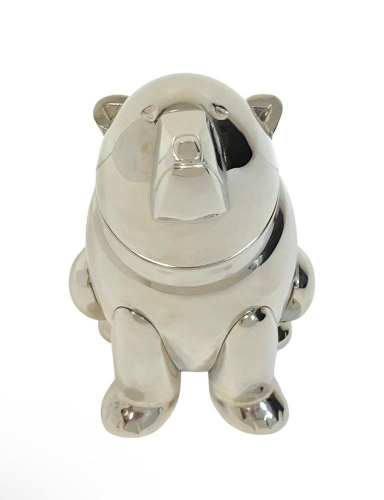 Art Deco-style silver-plated seated bear cocktail shaker
Enjoy your cocktail experience with this charming Art Deco-style silver-plated seated bear cocktail shaker. The whimsical casting in three parts creates a delightful and functional piece of