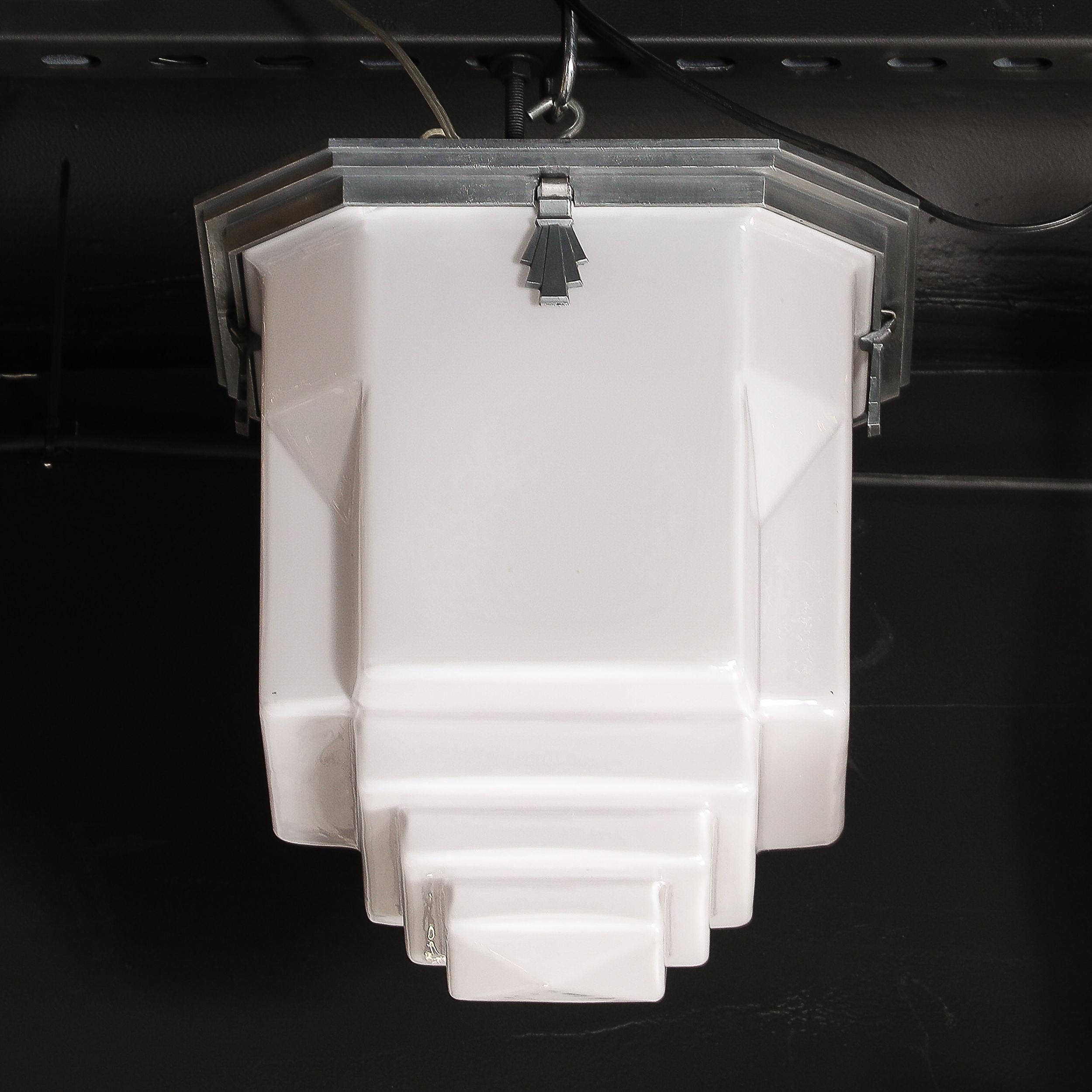 Lampadario in vetro lattiginoso modellato a forma di grattacielo in stile Art Deco con accessori in alluminio in vendita 3