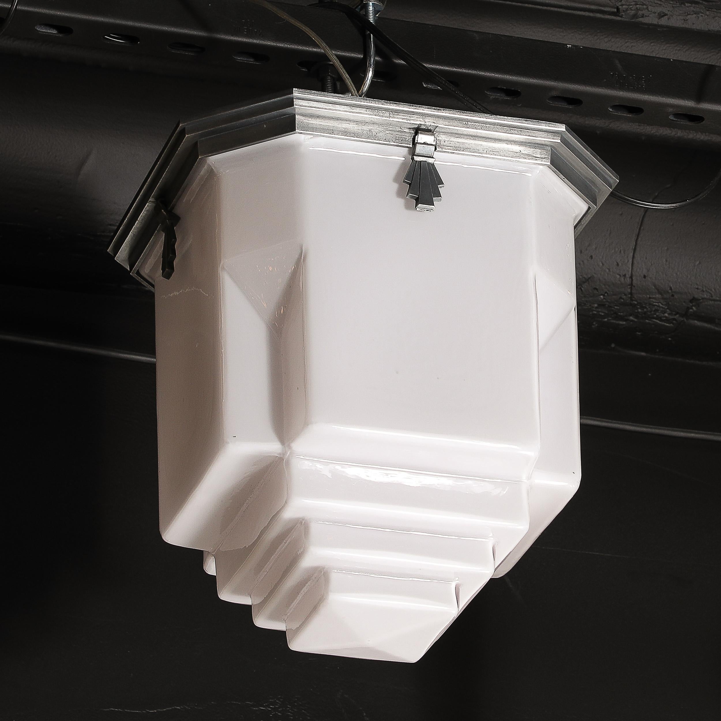 Lampadario in vetro lattiginoso modellato a forma di grattacielo in stile Art Deco con accessori in alluminio in vendita 4