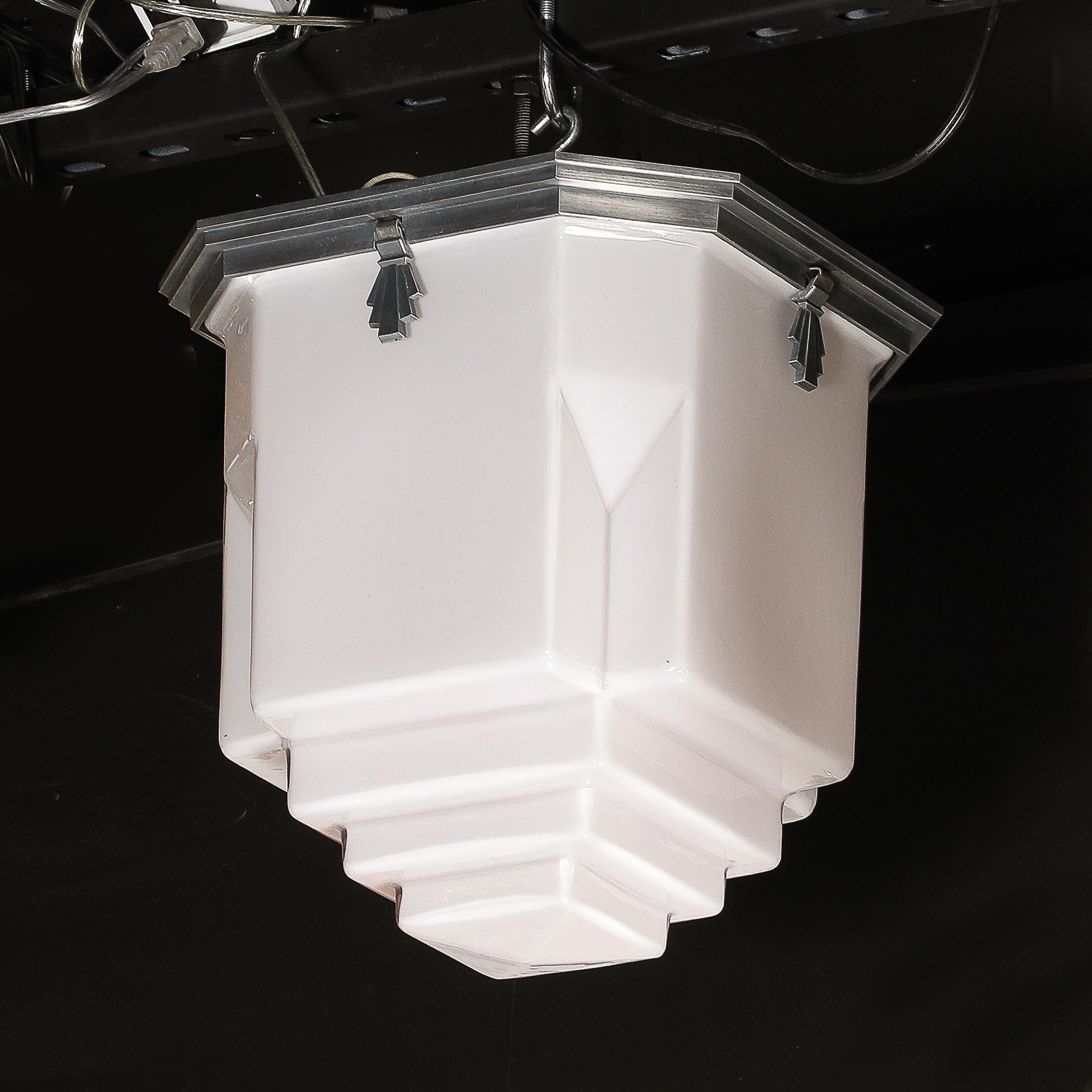 Lampadario in vetro lattiginoso modellato a forma di grattacielo in stile Art Deco con accessori in alluminio in vendita 5