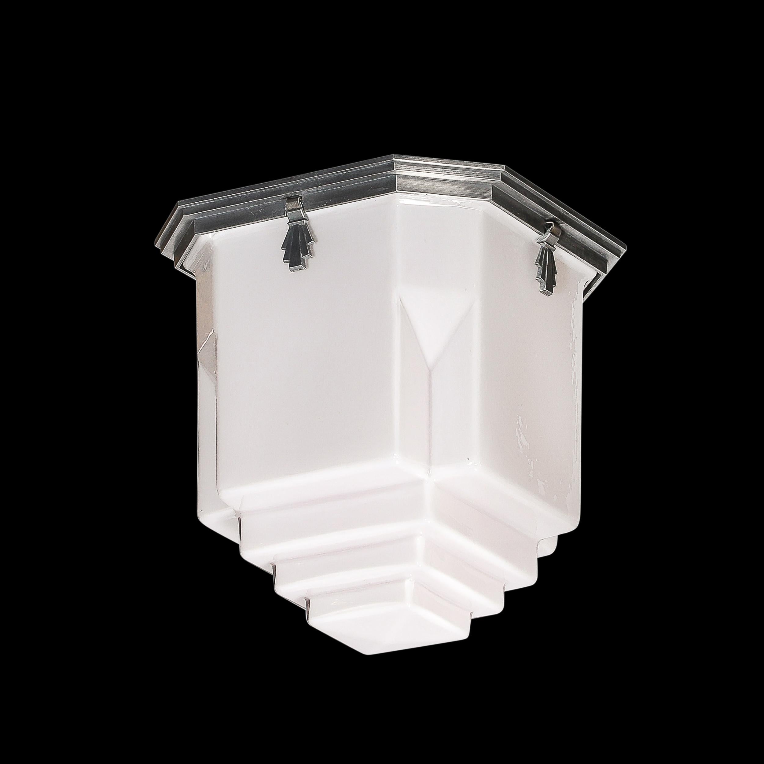 Lampadario in vetro lattiginoso modellato a forma di grattacielo in stile Art Deco con accessori in alluminio in vendita 6