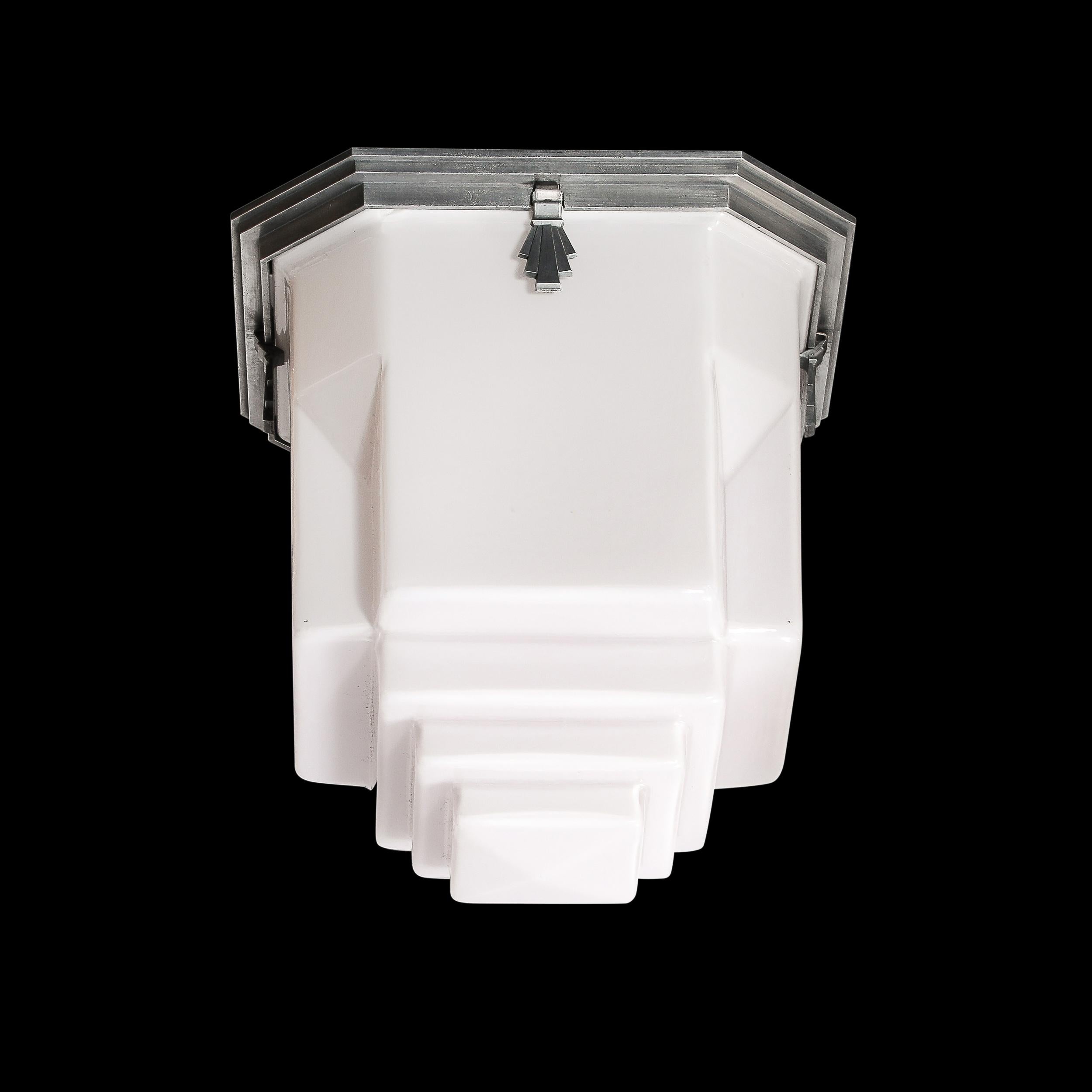 Lampadario in vetro lattiginoso modellato a forma di grattacielo in stile Art Deco con accessori in alluminio in vendita 7