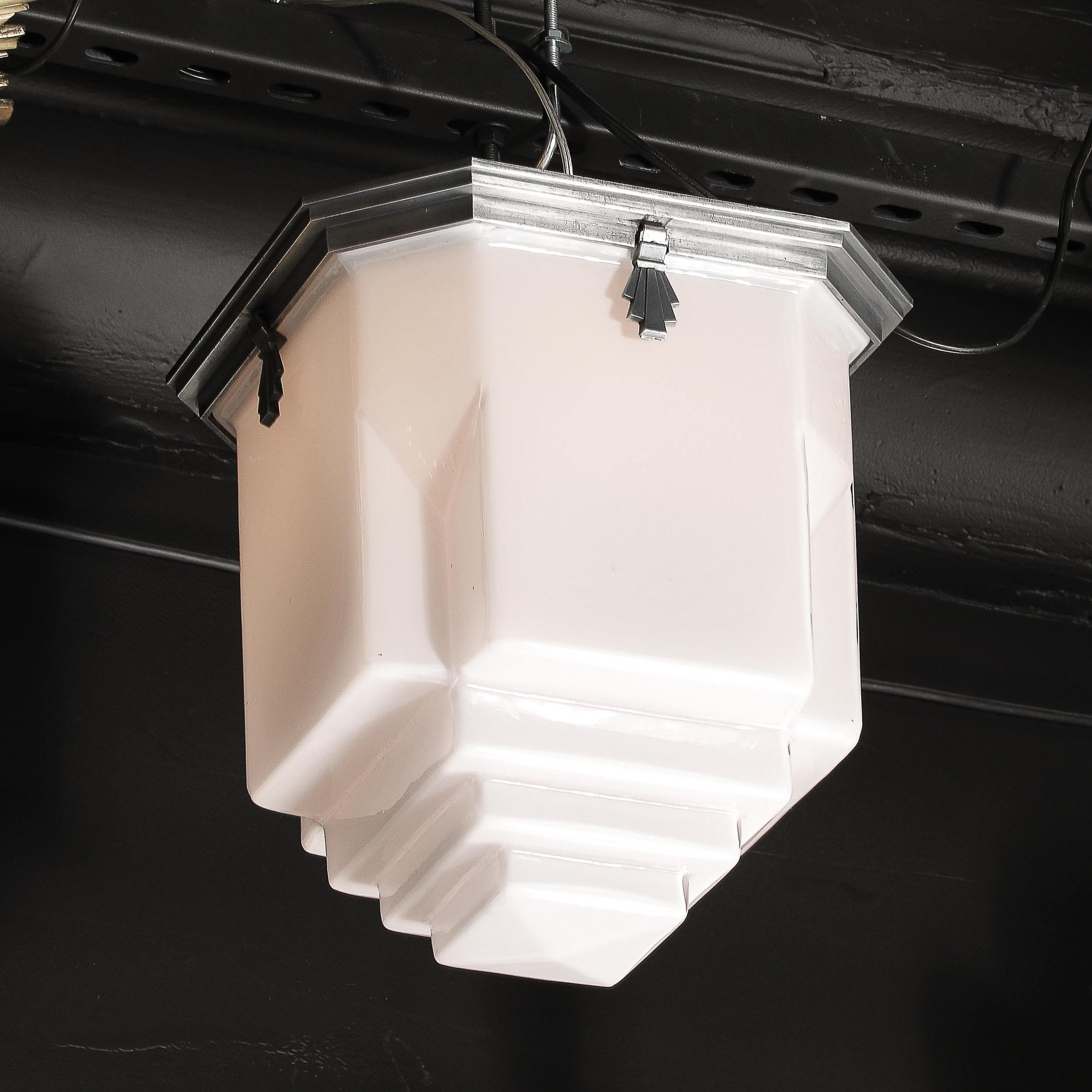 Americano Lampadario in vetro lattiginoso modellato a forma di grattacielo in stile Art Deco con accessori in alluminio in vendita