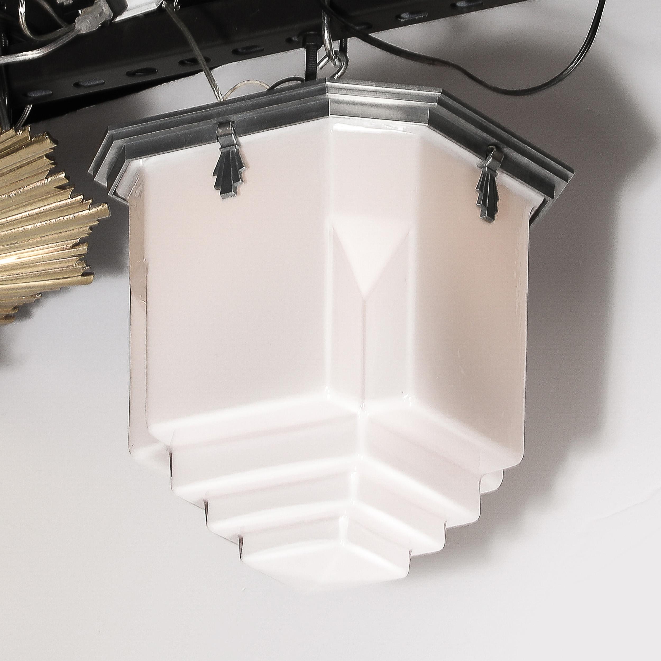 Metà XX secolo Lampadario in vetro lattiginoso modellato a forma di grattacielo in stile Art Deco con accessori in alluminio in vendita