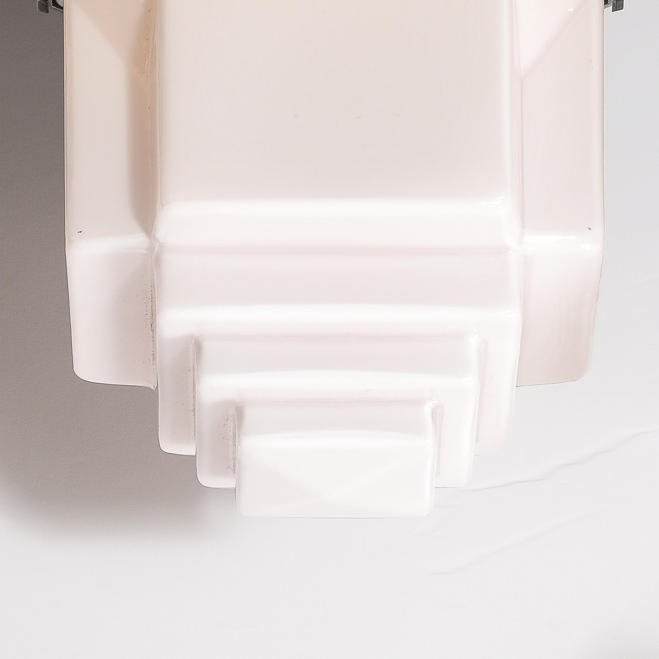 Alluminio Lampadario in vetro lattiginoso modellato a forma di grattacielo in stile Art Deco con accessori in alluminio in vendita