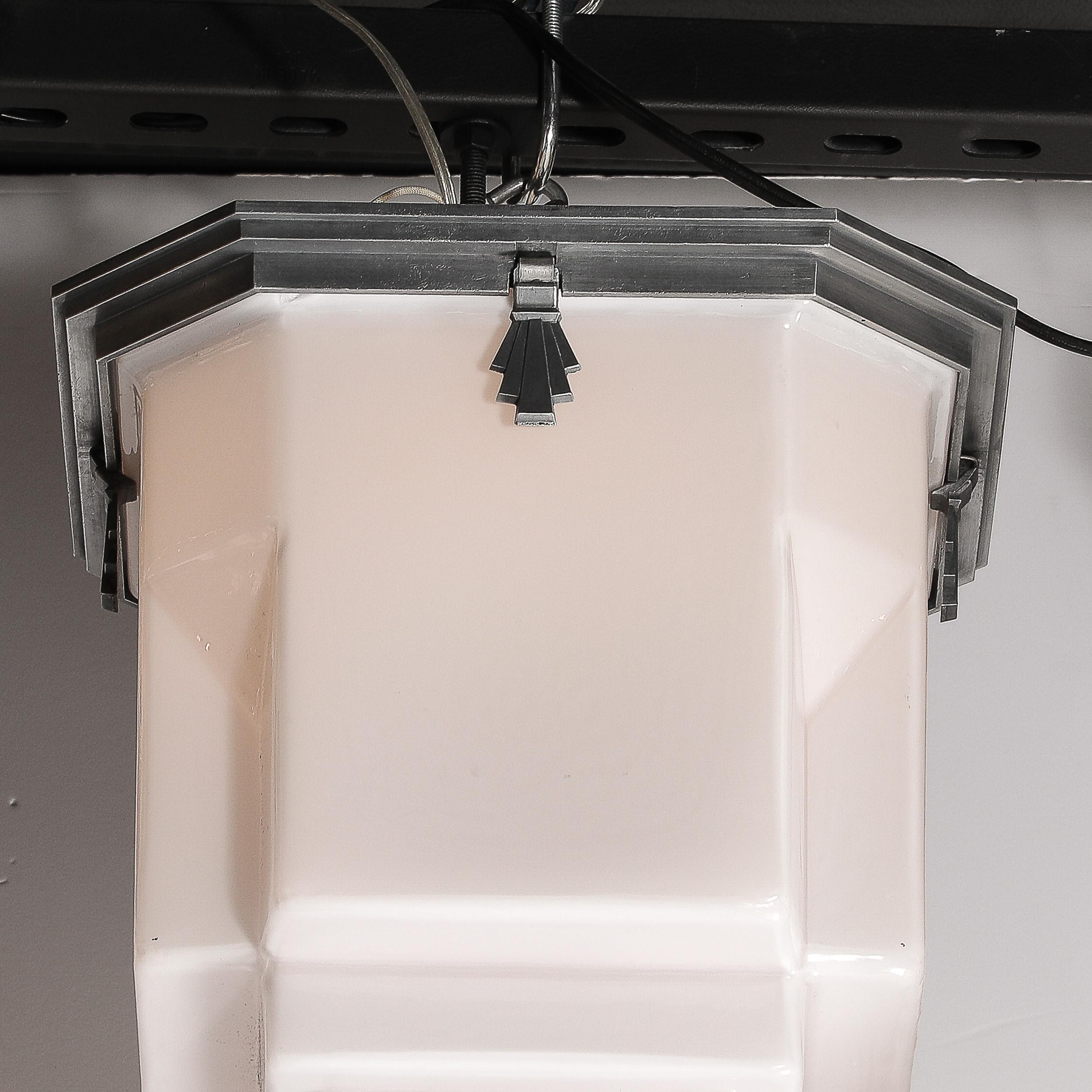 Lampadario in vetro lattiginoso modellato a forma di grattacielo in stile Art Deco con accessori in alluminio in vendita 1