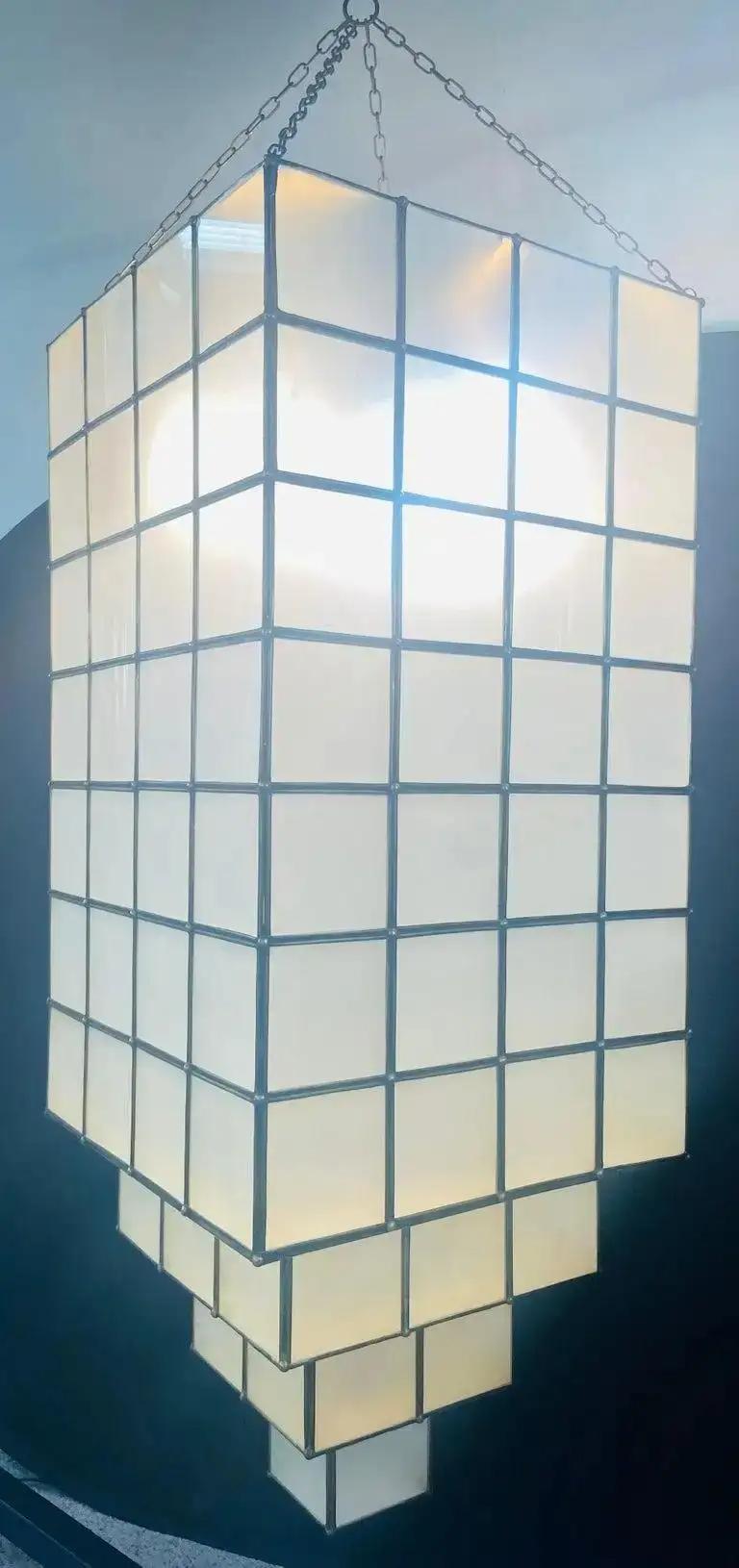 Lustre ou pendentif Skyscraper de style Art Déco en verre de lait blanc et laiton en vente 9