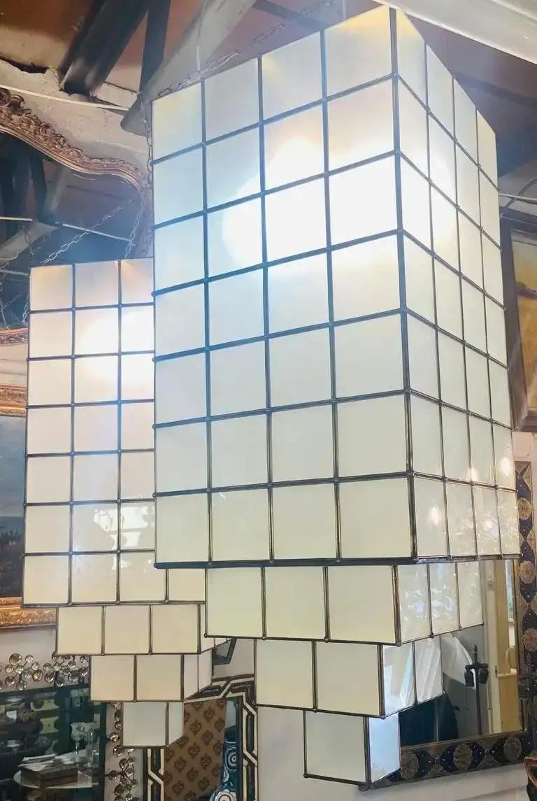 Art déco Lustre ou pendentif Skyscraper de style Art Déco en verre de lait blanc et laiton en vente