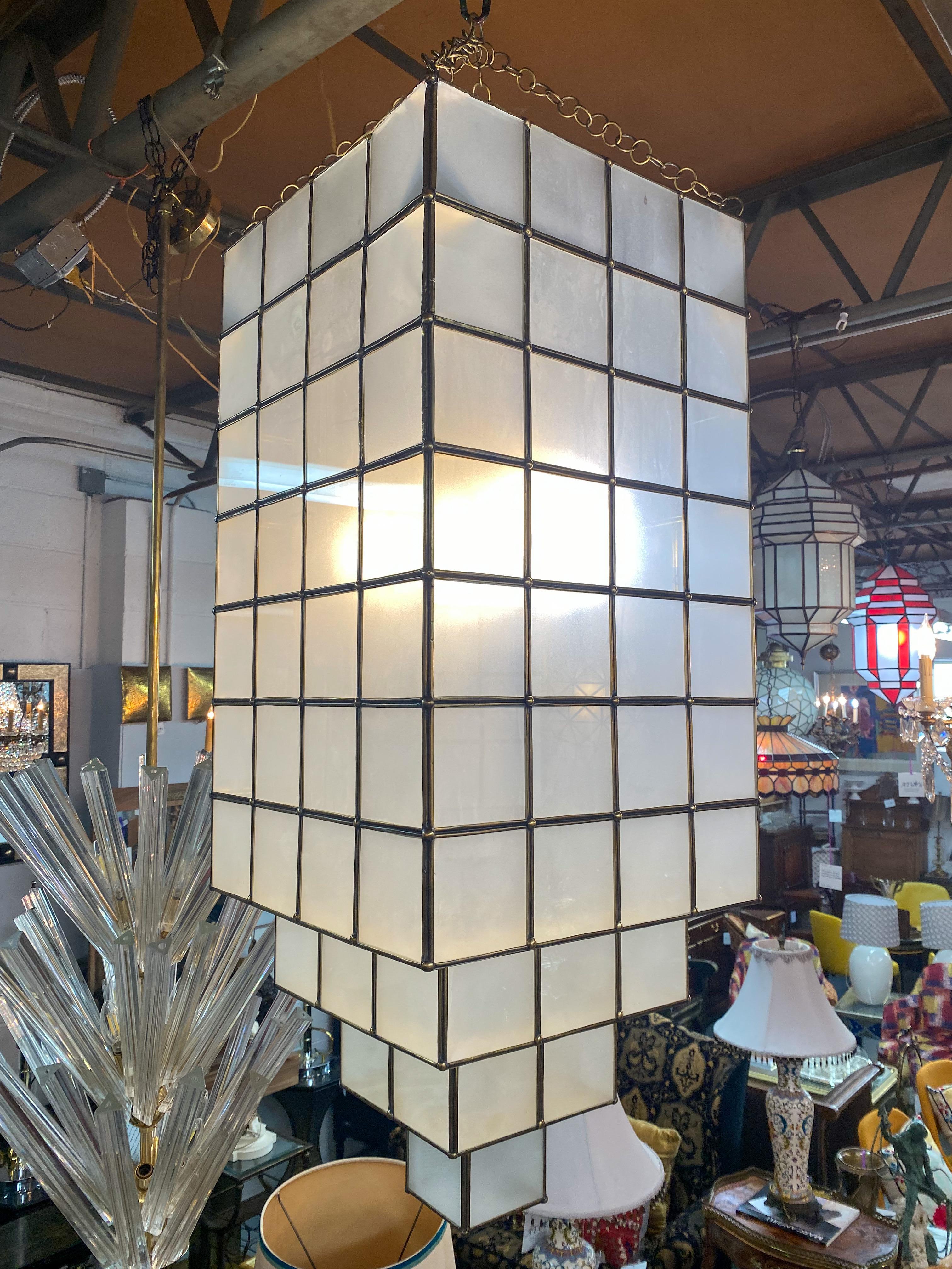 Wolkenkratzer-Kronleuchter oder Hängeleuchte aus weißem Milchglas und Messing im Art-déco-Stil, Paar im Angebot 1