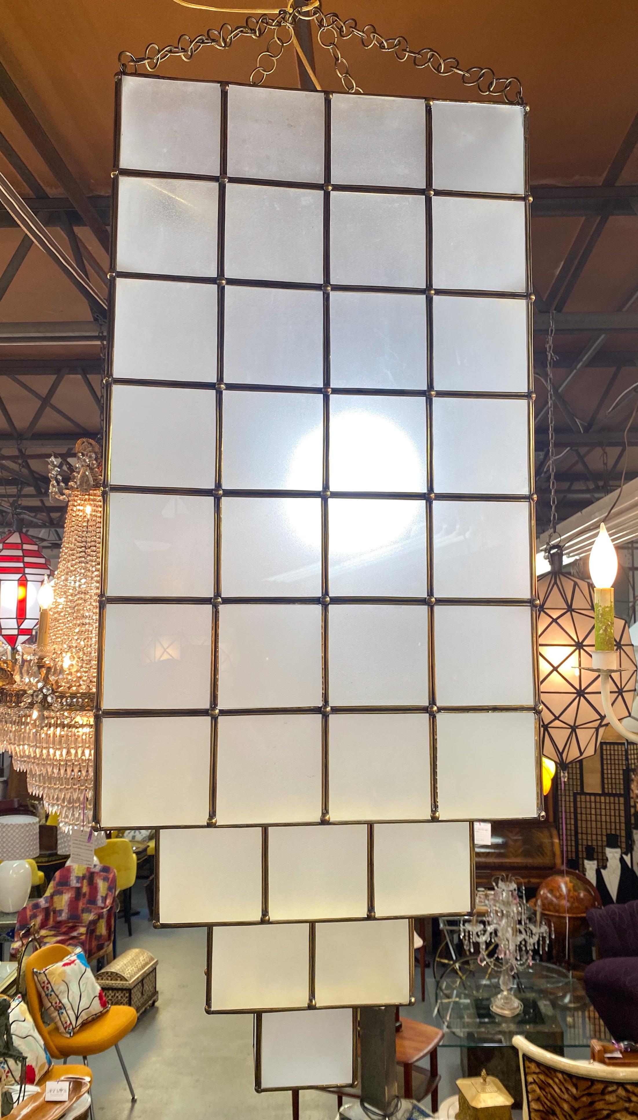 Wolkenkratzer-Kronleuchter oder Hängeleuchte aus weißem Milchglas und Messing im Art-déco-Stil, Paar im Angebot 2
