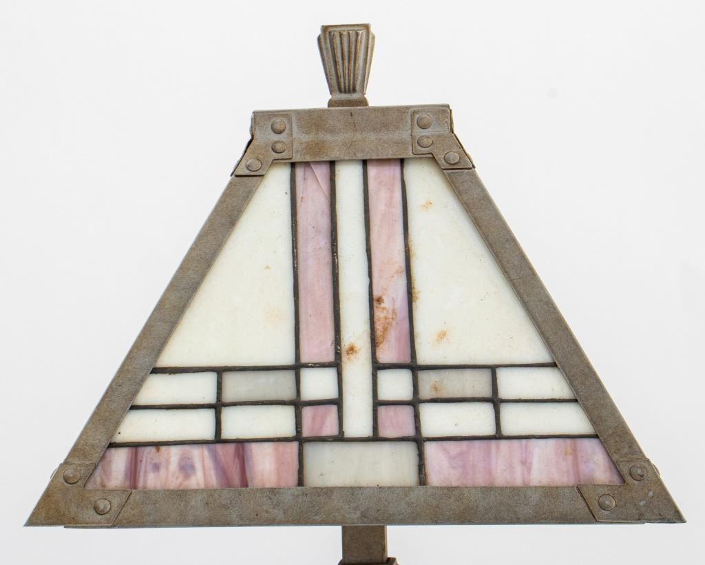 Lampe de table Art déco moderne en métal blanc avec abat-jour en verre de scories violet clair et blanc.