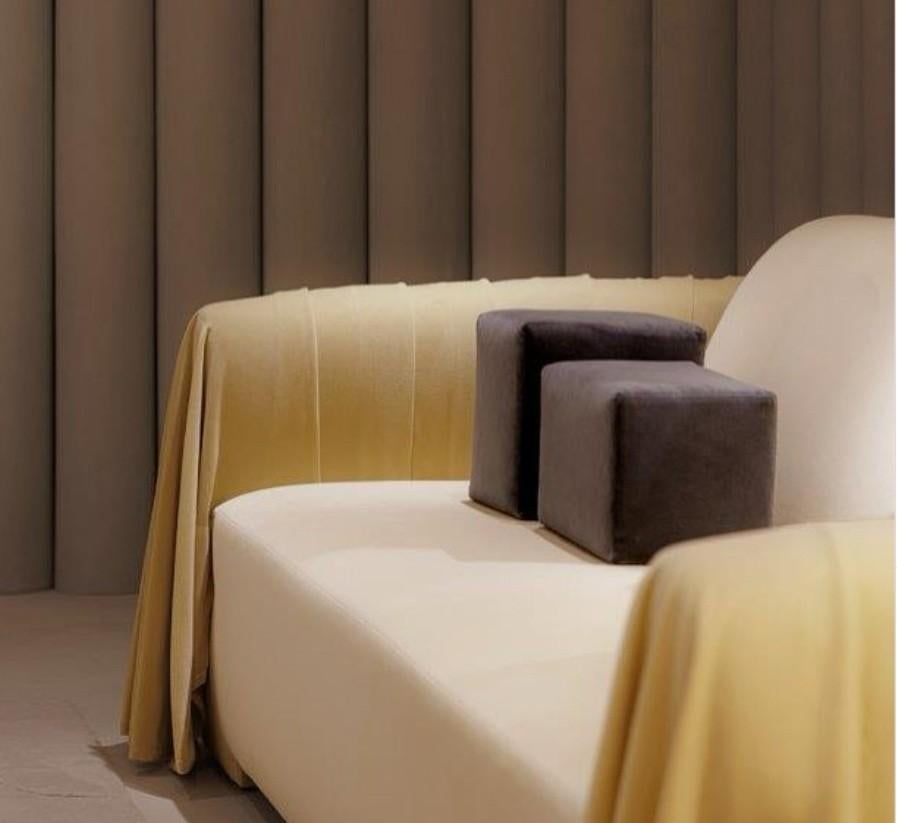 Canapé de style Art Déco recouvert de velours olive par Munna Design en vente 1