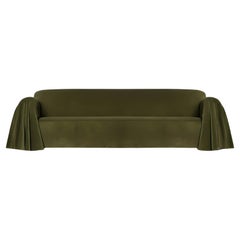 Sofá Estilo Art Decó Cubierto De Terciopelo Oliva Por Munna Design