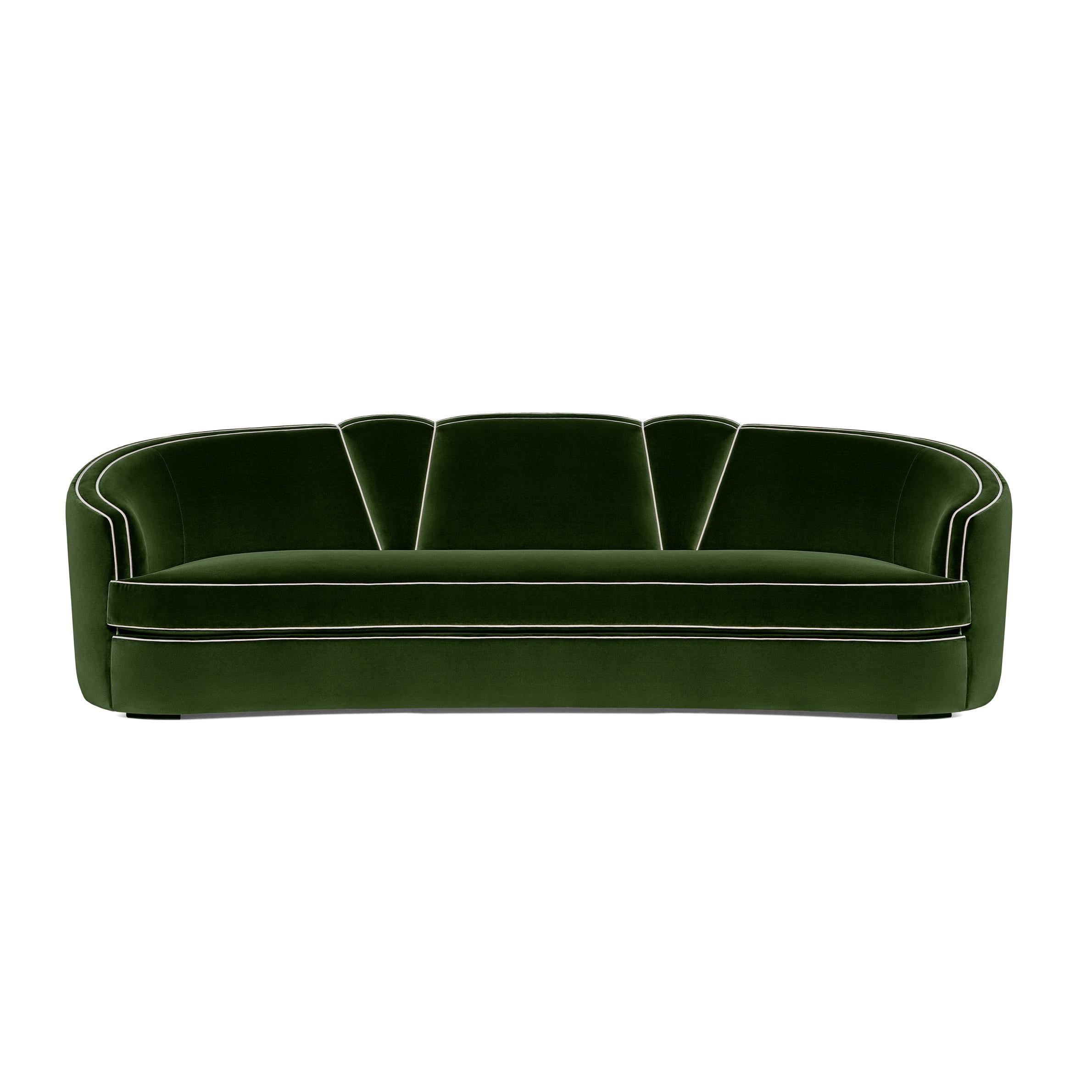 Dieses Sofa zeichnet sich durch ein wunderbar elegantes Fächermotiv mit akzentuiert geschwungenen Linien und einer dekadenten und aufwendigen Verarbeitung aus. Die femininen Rundungen werden durch die verschiedenfarbigen Paspeln hinreißend