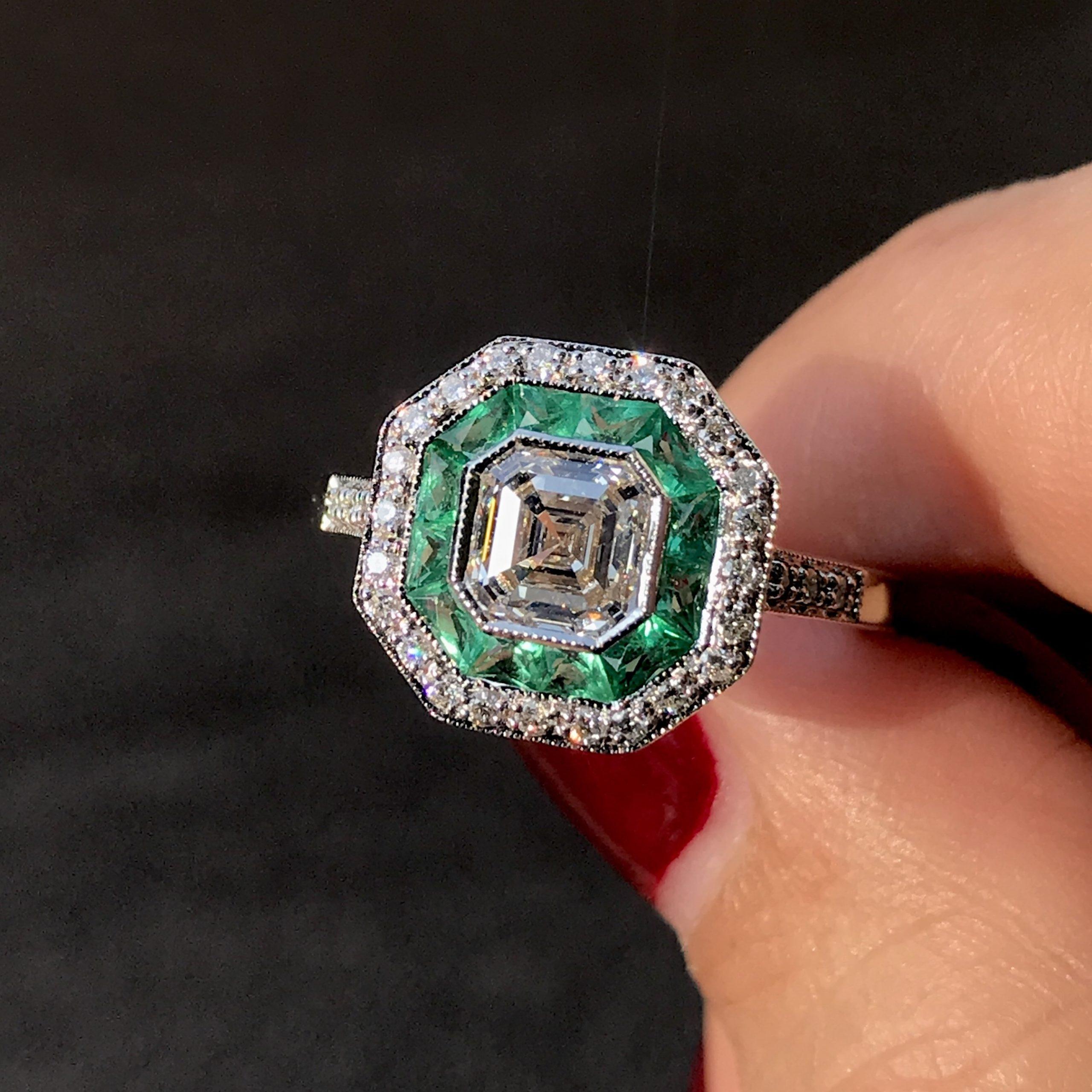 Art Deco Style Square Asscher Diamond & Emerald Engagement 18K White Gold Ring im Zustand „Neu“ im Angebot in Oakton, VA