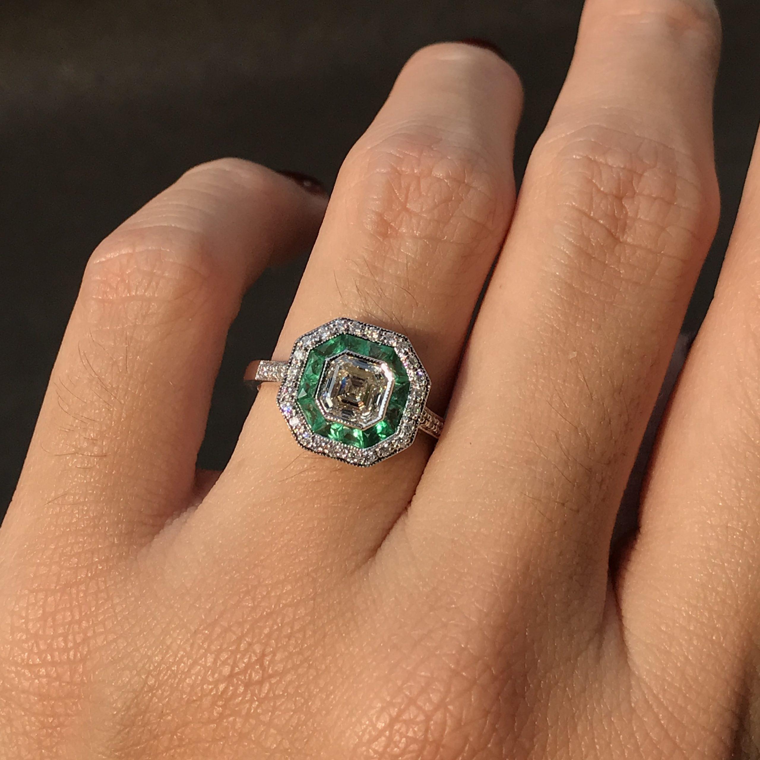 Art Deco Style Square Asscher Diamond & Emerald Engagement 18K White Gold Ring im Angebot 1