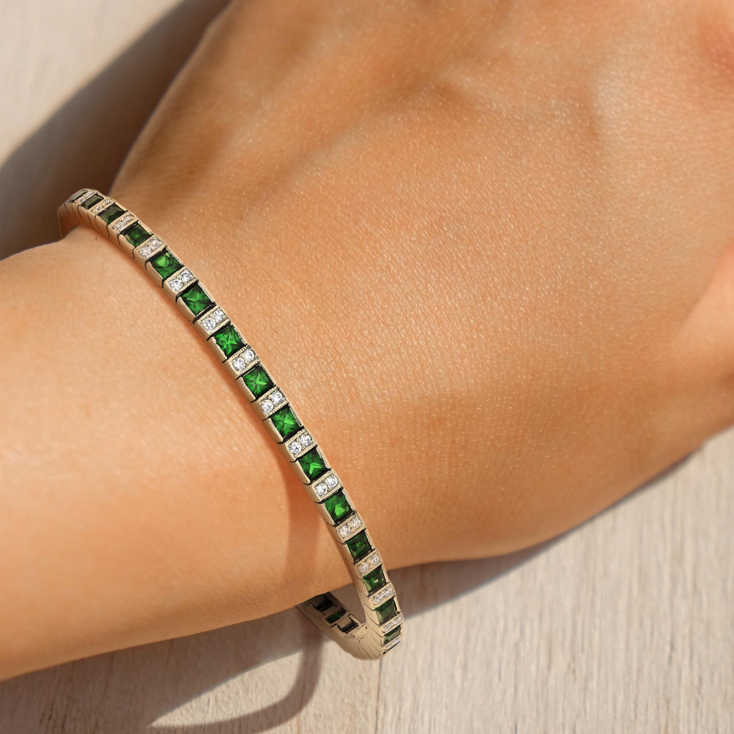 Art Deco Style Square Green Emerald & Diamond White Gold Line Tennis Bracelet Pour femmes en vente