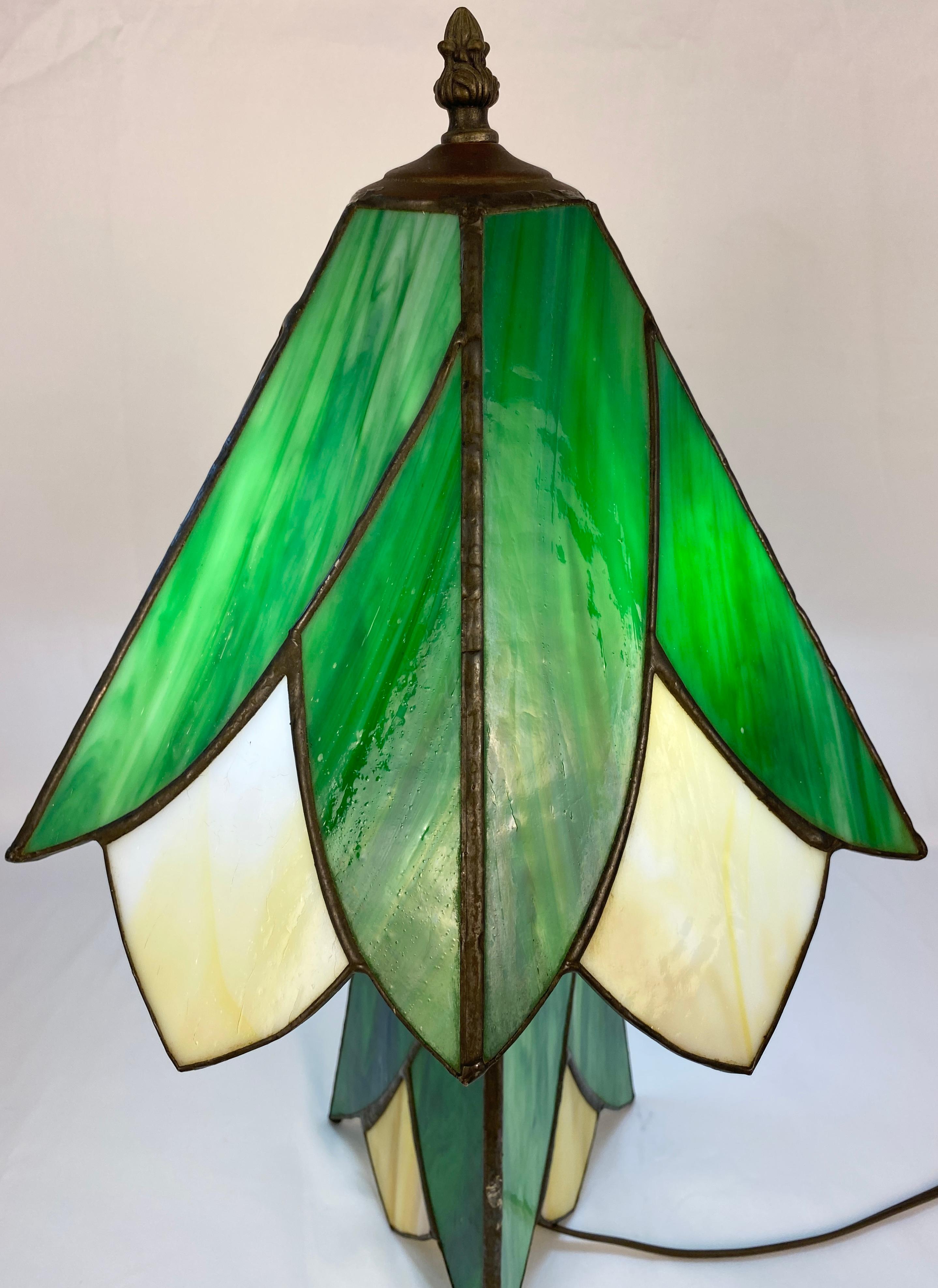 Art Deco Style Stained Glass Table Lamp In Good Condition For Sale In Miami, FL