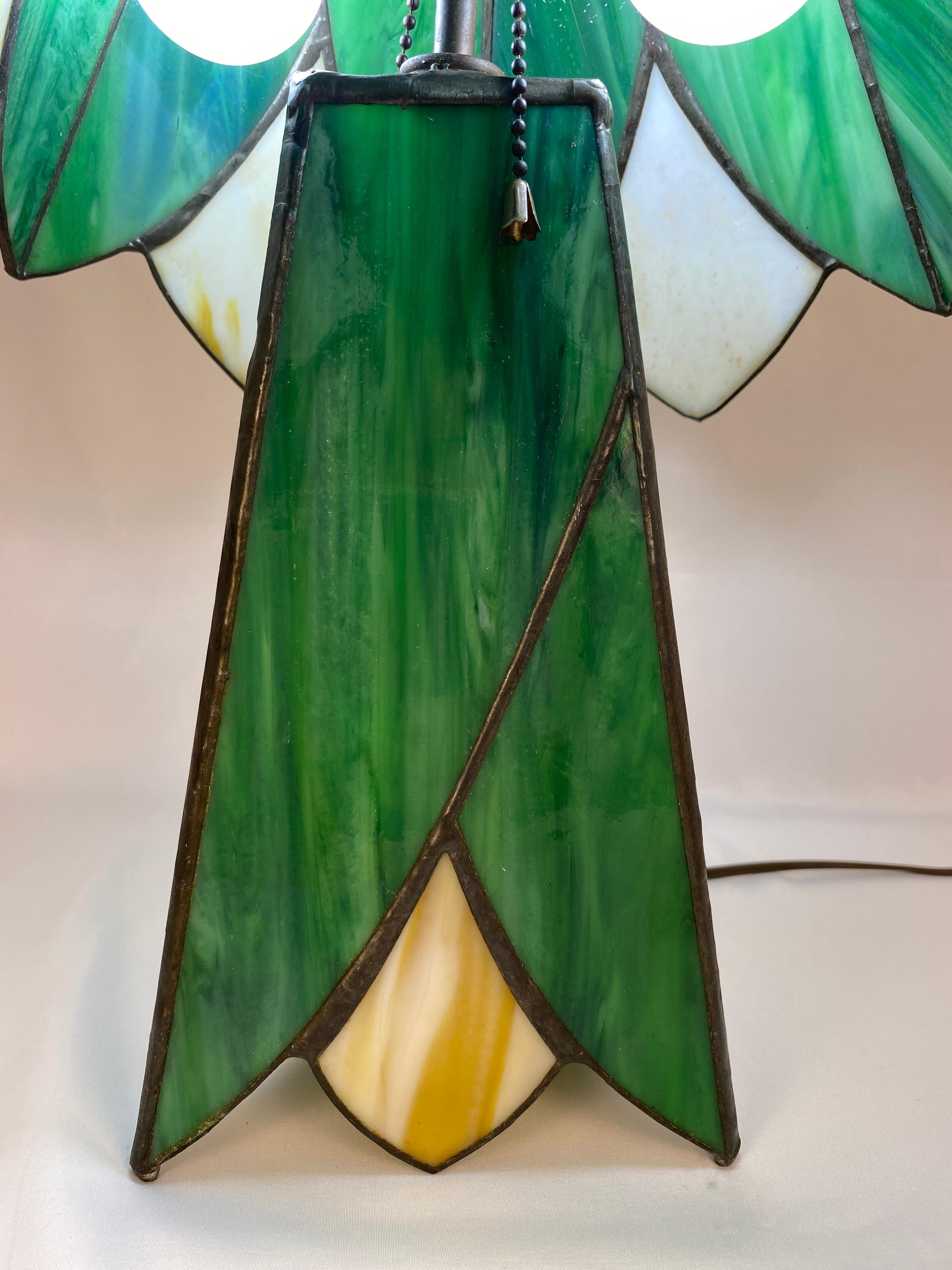 20ième siècle Lampe de table en verre teinté de style art déco en vente