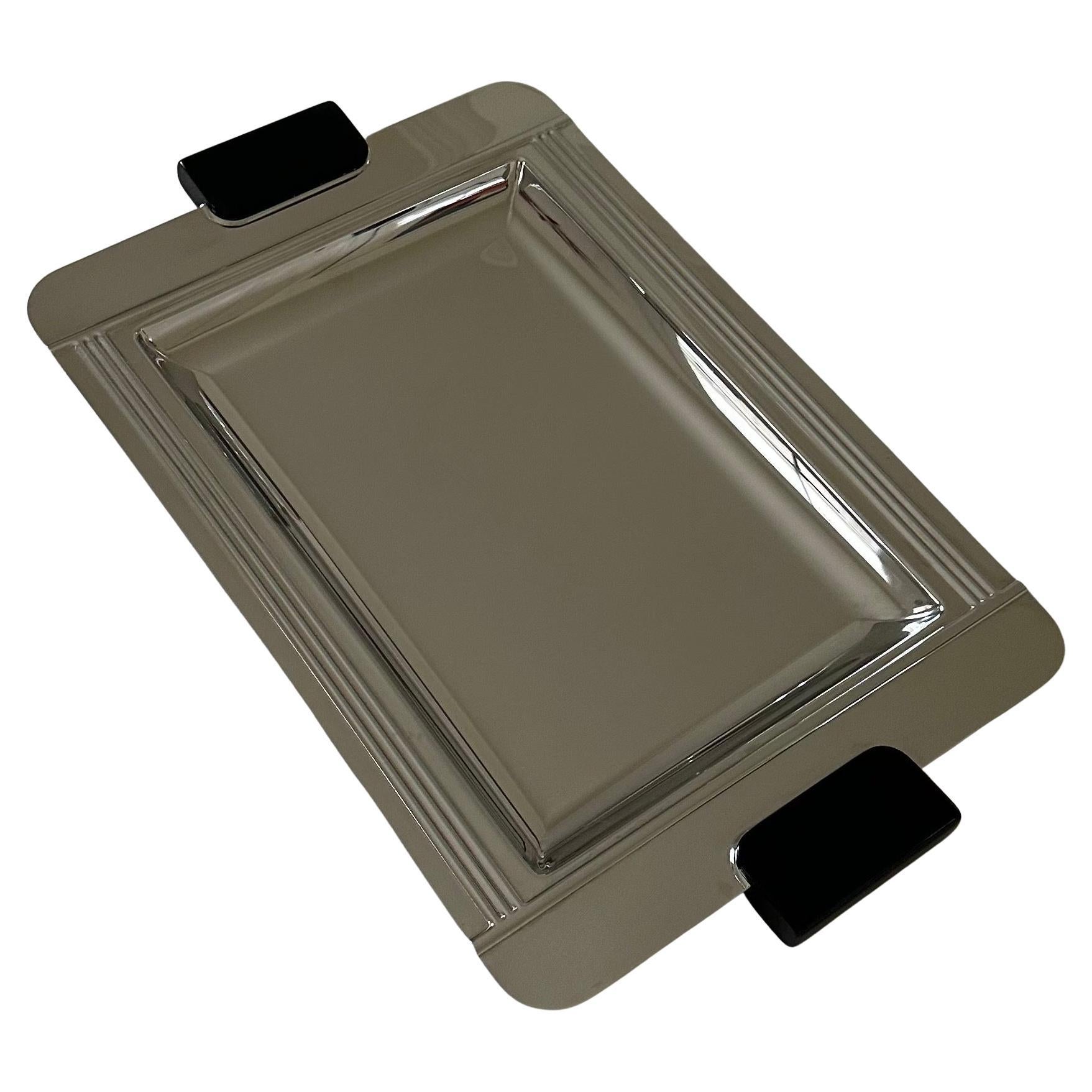 Magnifique plateau de bar / service en acier inoxydable et résine noire de style art déco par Jean Couzon de France, vers les années 1980.  La modernité de ce plateau est un clin d'œil au style Art déco avec ses lignes incisées et ses poignées