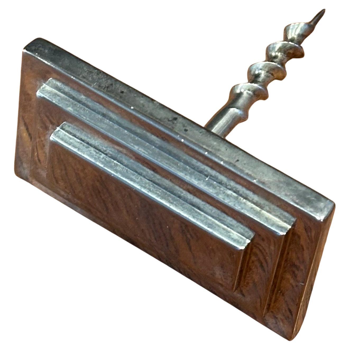 Tire-bouchon à vin en acier inoxydable de style art déco, circa 1970. La pièce est en très bon état et mesure 3 