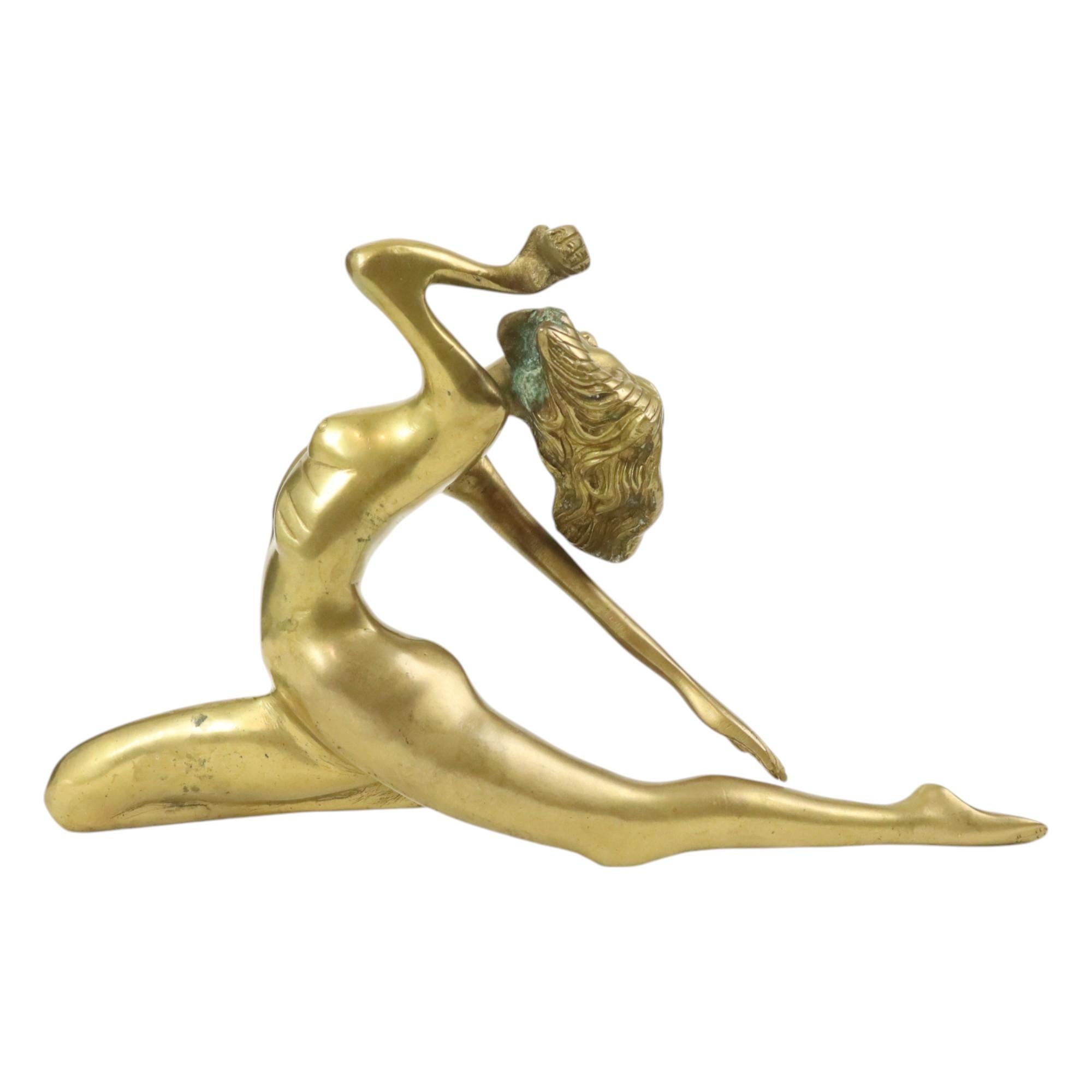 Statua vintage, scultura di un'elegante donna nuda in un mezzo spacco, completamente in stile art déco, seconda metà del XX secolo.

La statua è molto pesante per le sue dimensioni, realizzata in ottone massiccio o rame giallo, quindi non è