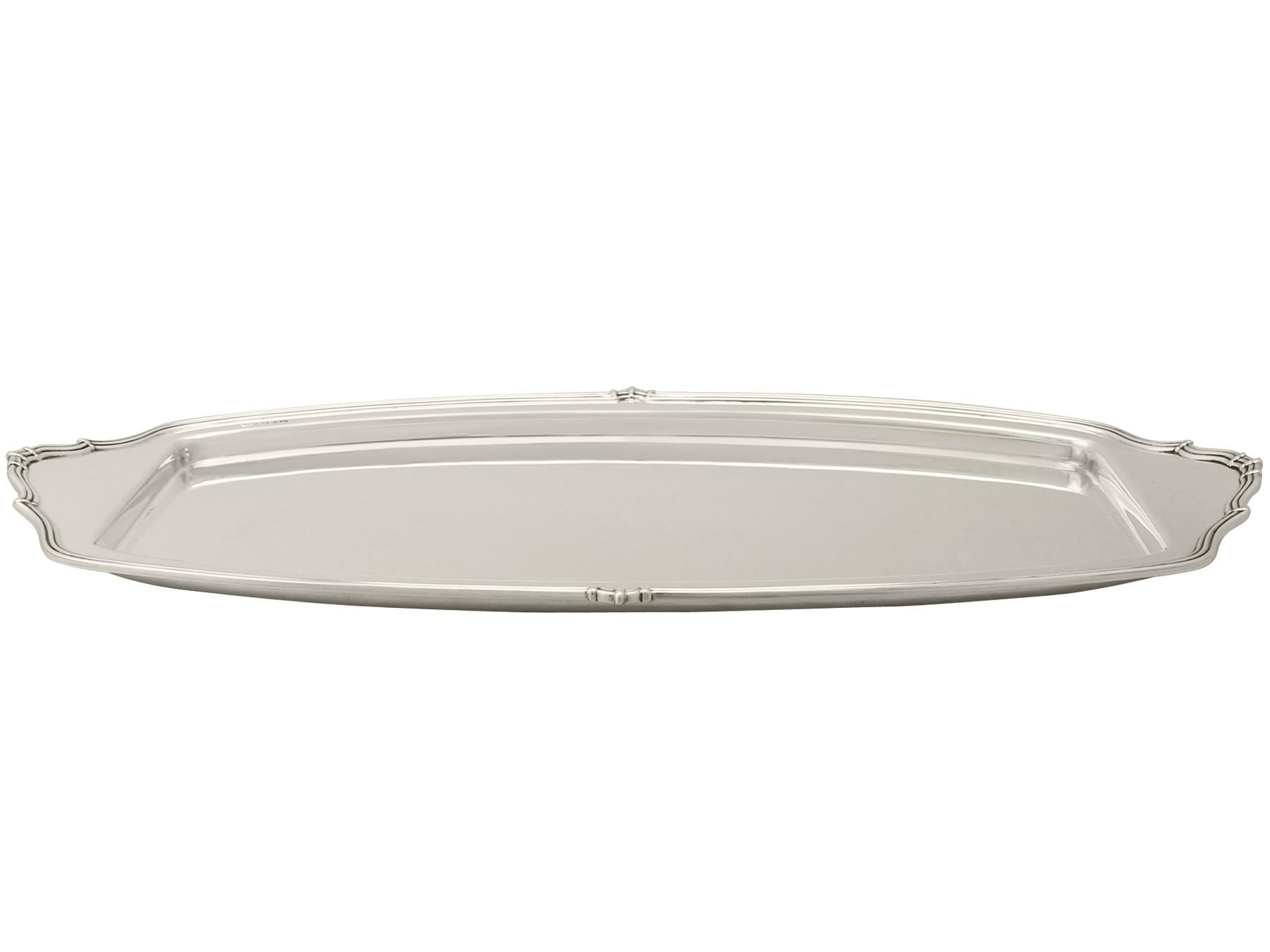 A fine and impressive vintage George VI English sterling silver drinks tray made in the Art Deco style; an addition to our silver teaware collection.

This fine vintage George VI sterling silver tray has a plain rounded rectangular form.

The