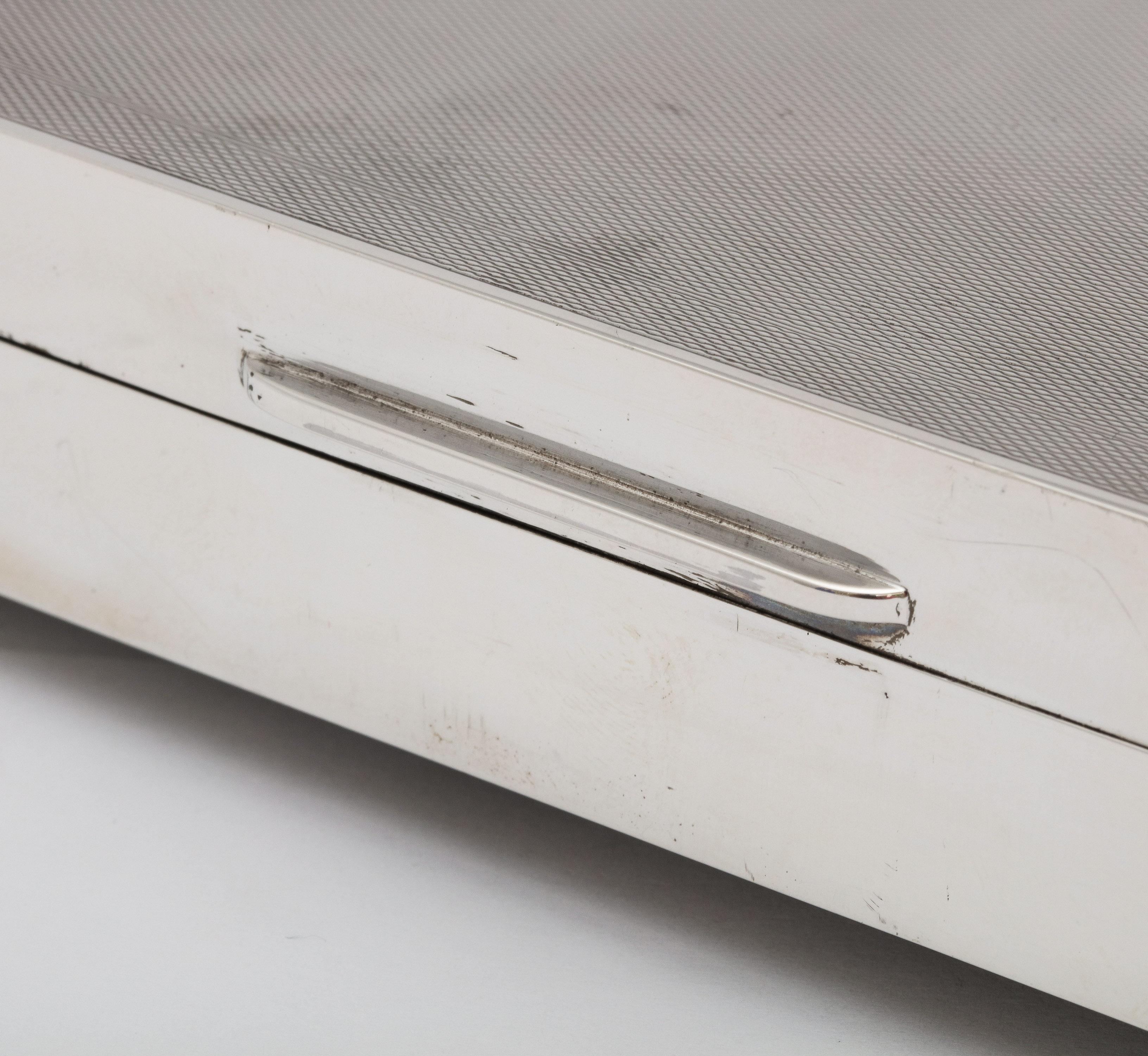 Tischschachtel im Art-déco-Stil aus Sterlingsilber mit gedrechseltem Fuß und Scharnier im Angebot 3