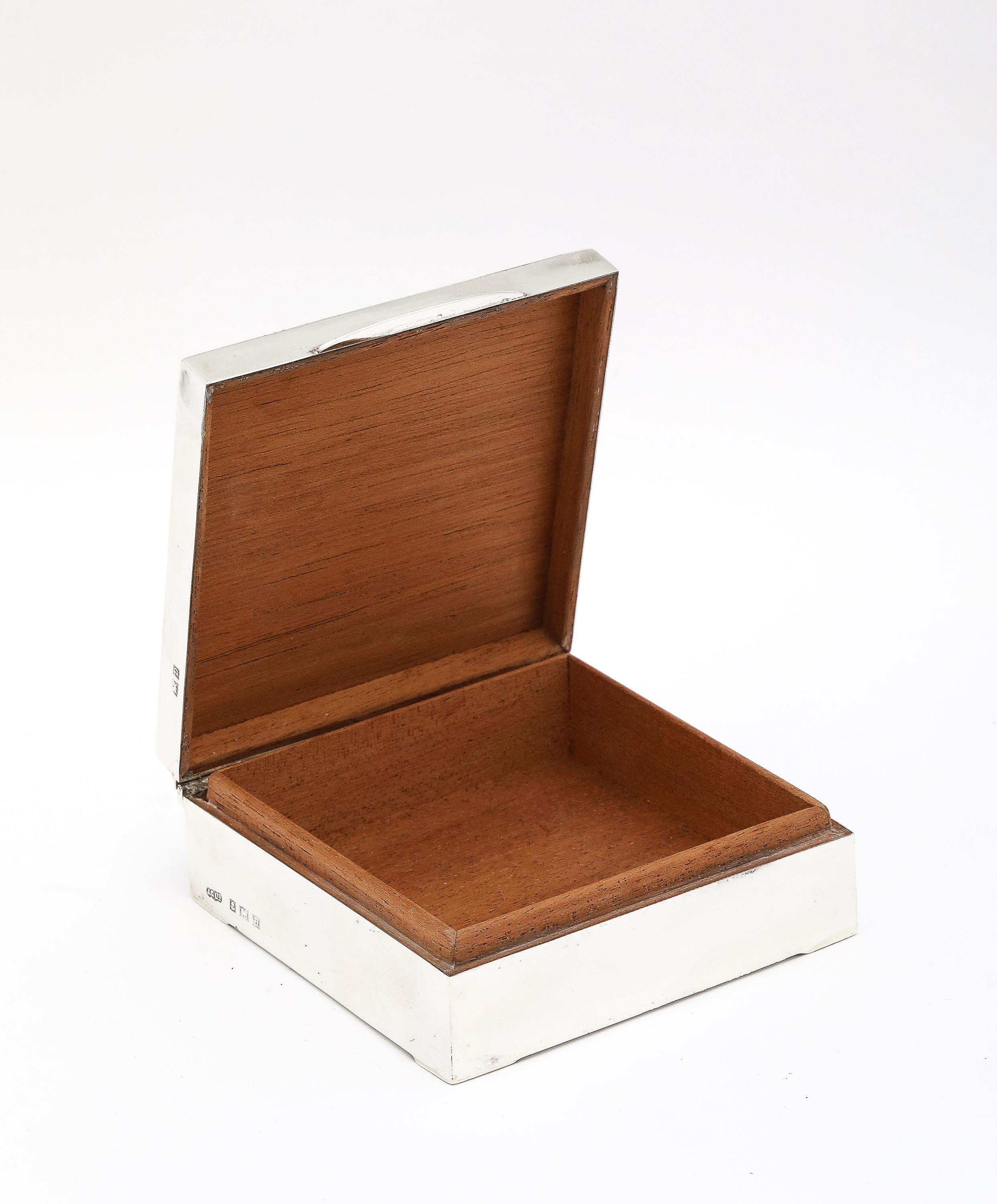 Caja de plata de ley de estilo art déco con tapa abatible en venta 4