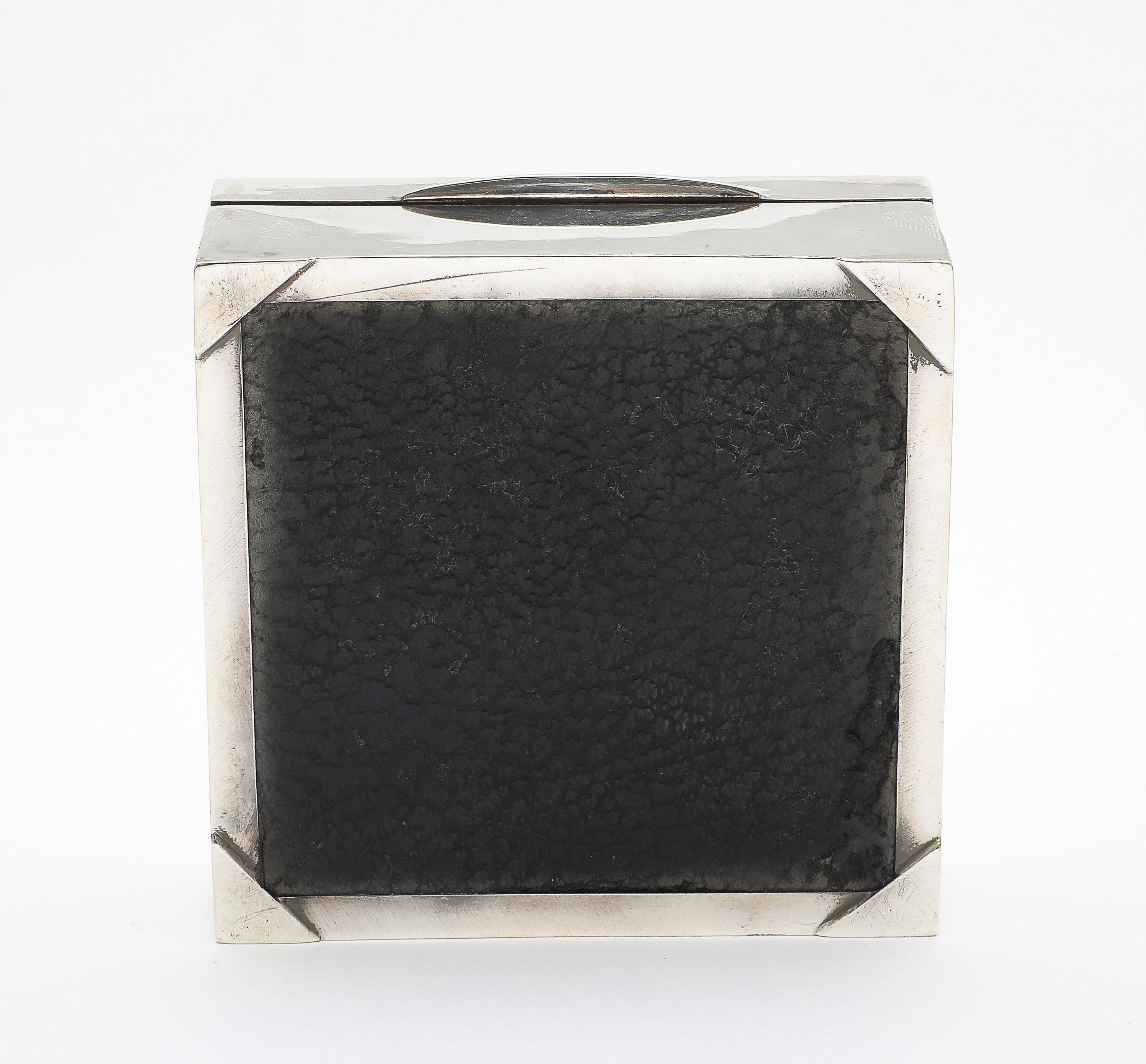 Caja de plata de ley de estilo art déco con tapa abatible en venta 6