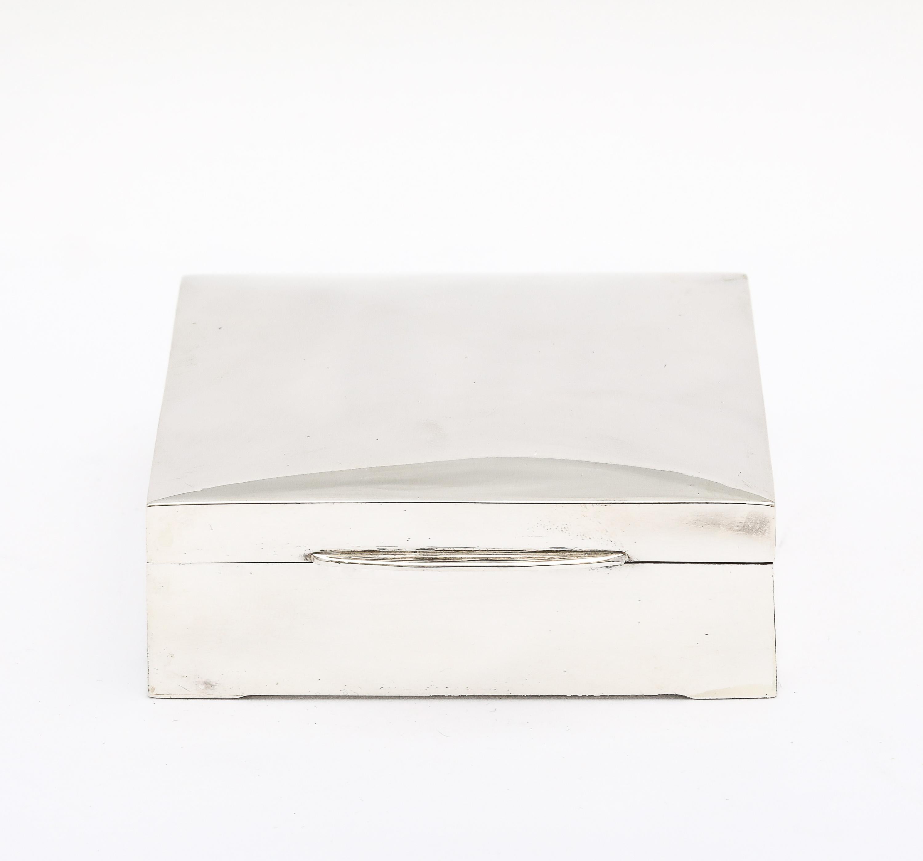 Caja de plata de ley de estilo art déco con tapa abatible Art Decó en venta