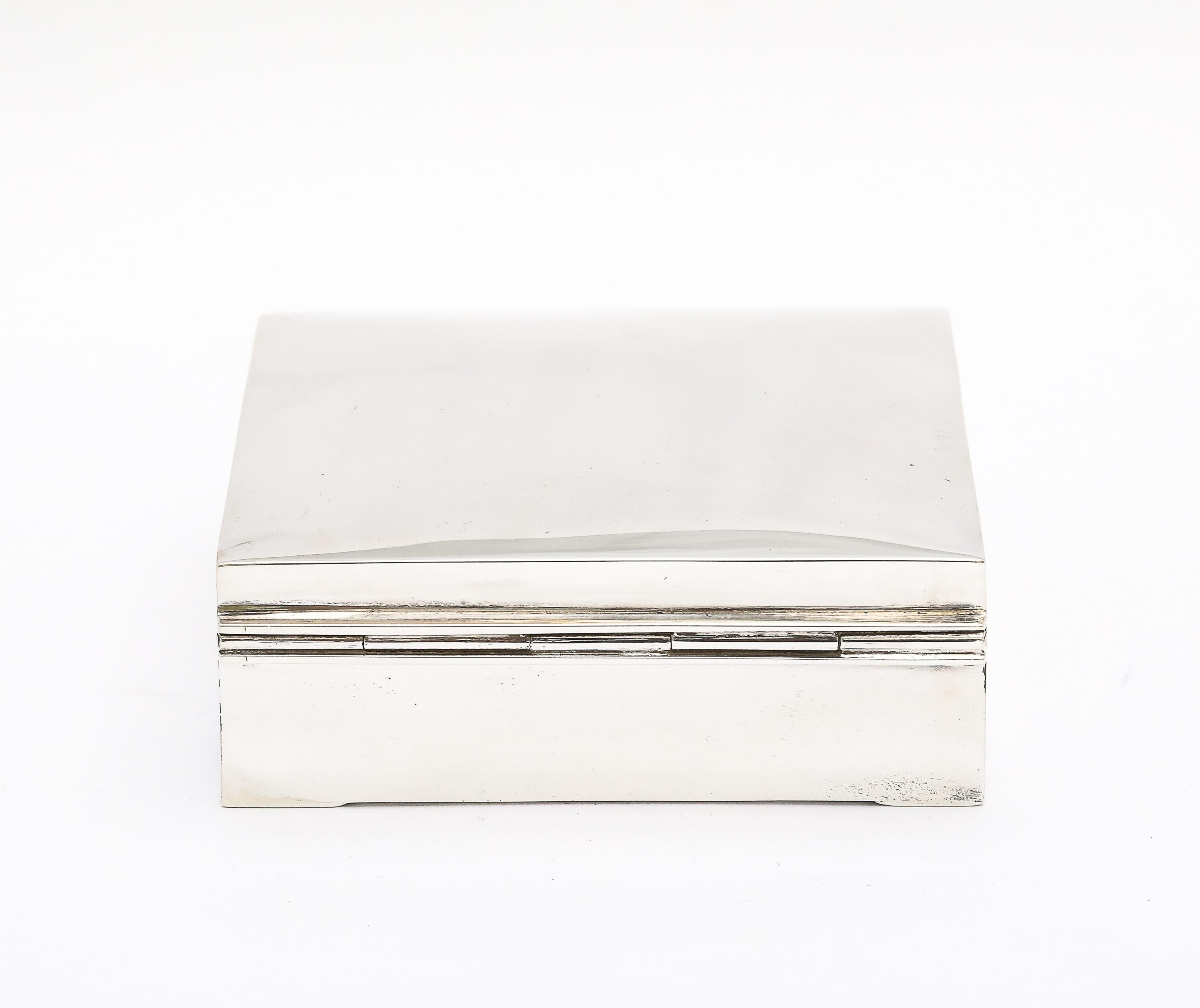Caja de plata de ley de estilo art déco con tapa abatible Plata esterlina en venta