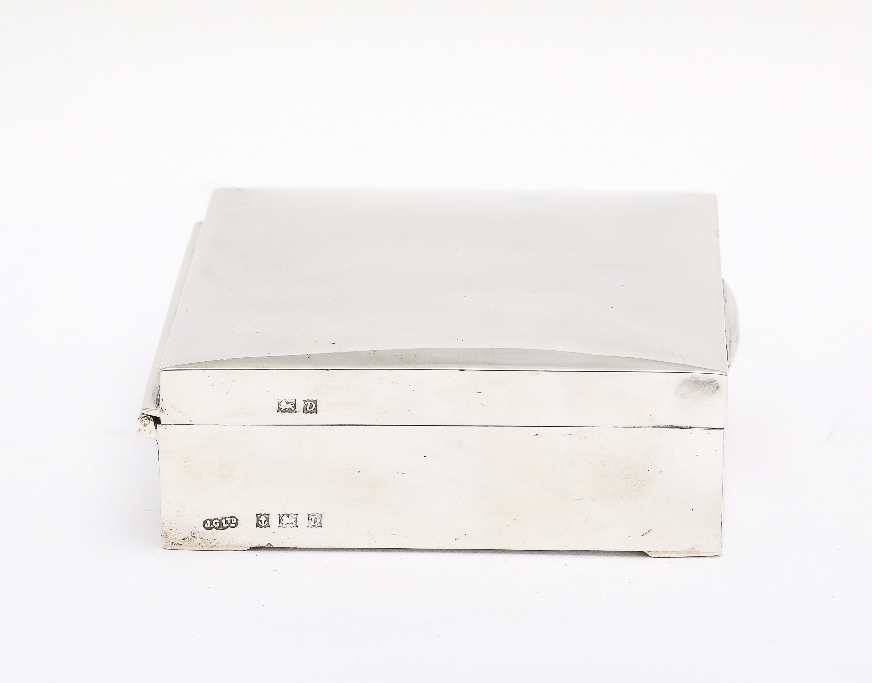 Caja de plata de ley de estilo art déco con tapa abatible en venta 2