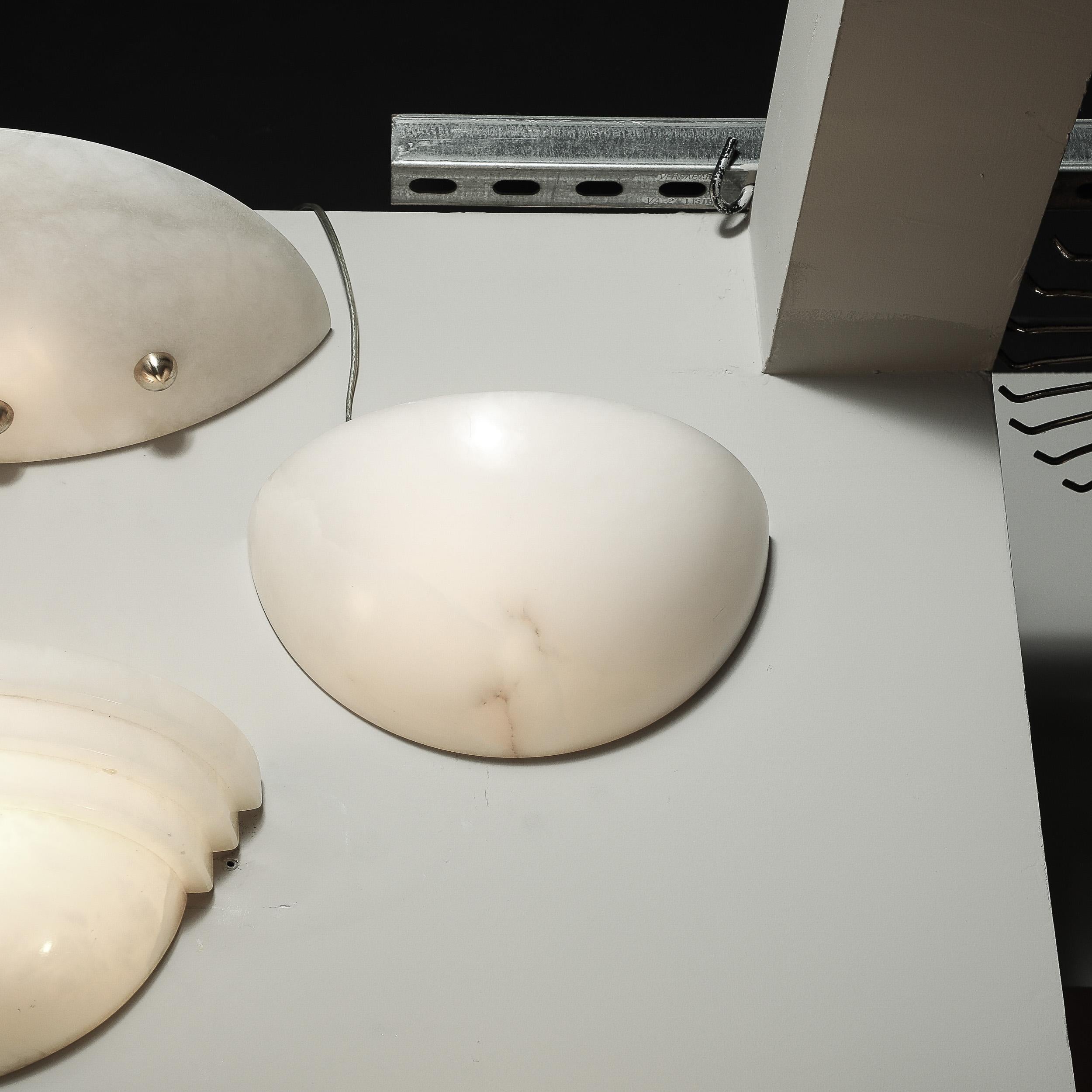 Esta estilizada y elegante Lámpara de Alabastro Streamline de estilo Art Déco procede de Francia, durante el siglo XX. Con una forma minimalista de bellas proporciones y sutiles detalles veteados en el alabastro natural. La superficie está