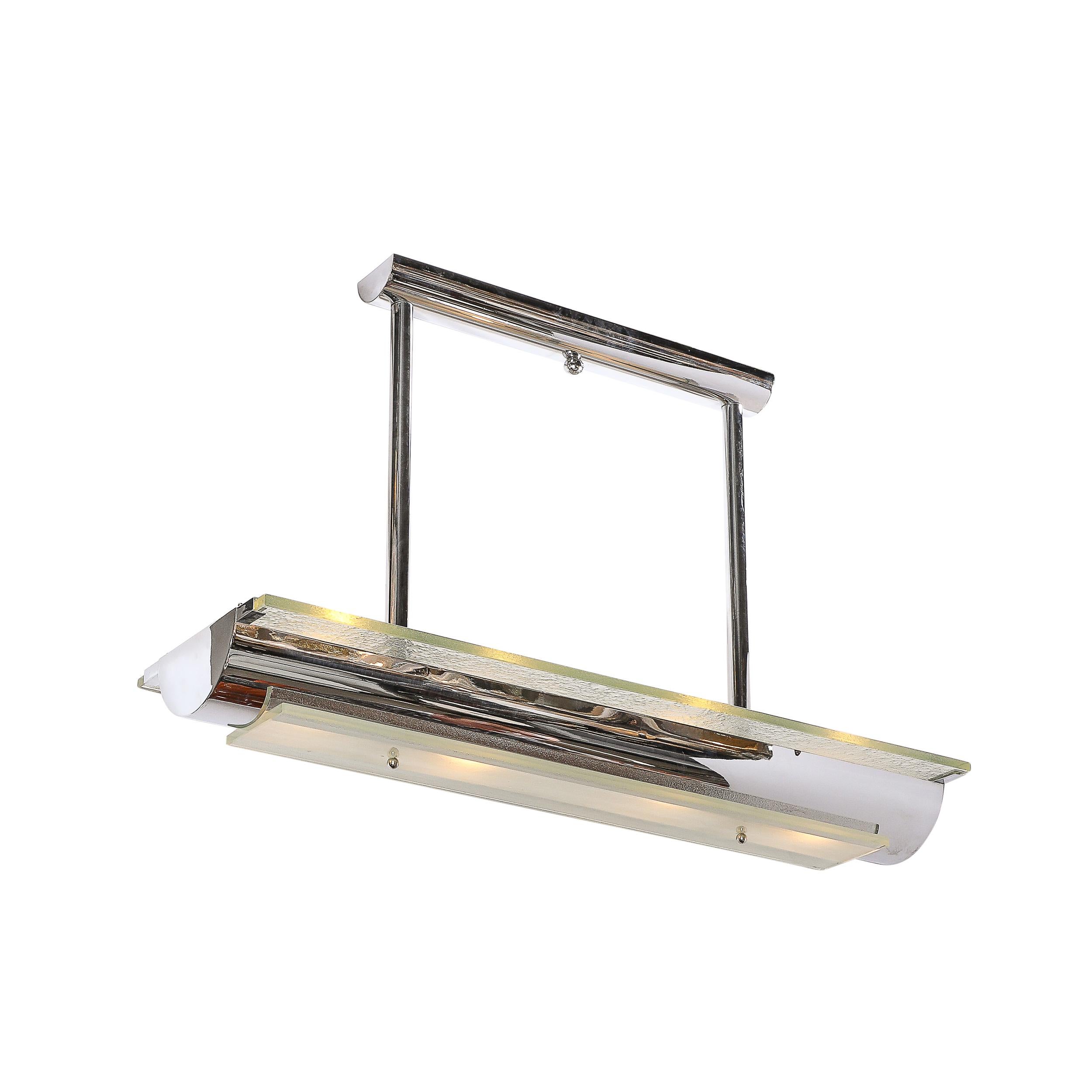 Dieser elegante und gut skalierte Art Deco Style Streamlined Machine Age Two Tier Mottled Glass & Chrome Pendant Chandelier stammt aus den Vereinigten Staaten in der zweiten Hälfte des 20. Jahrhunderts. Die Metallelemente in poliertem Chrom weisen