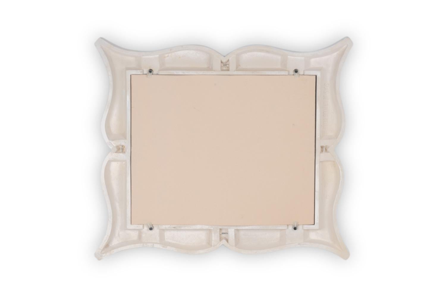 Matthew, signed.

Stucco mirror in “mustache” shape, or wavy, in off-white or pink tones.

French work realized in the 1990s.

Reference: LS5960309J