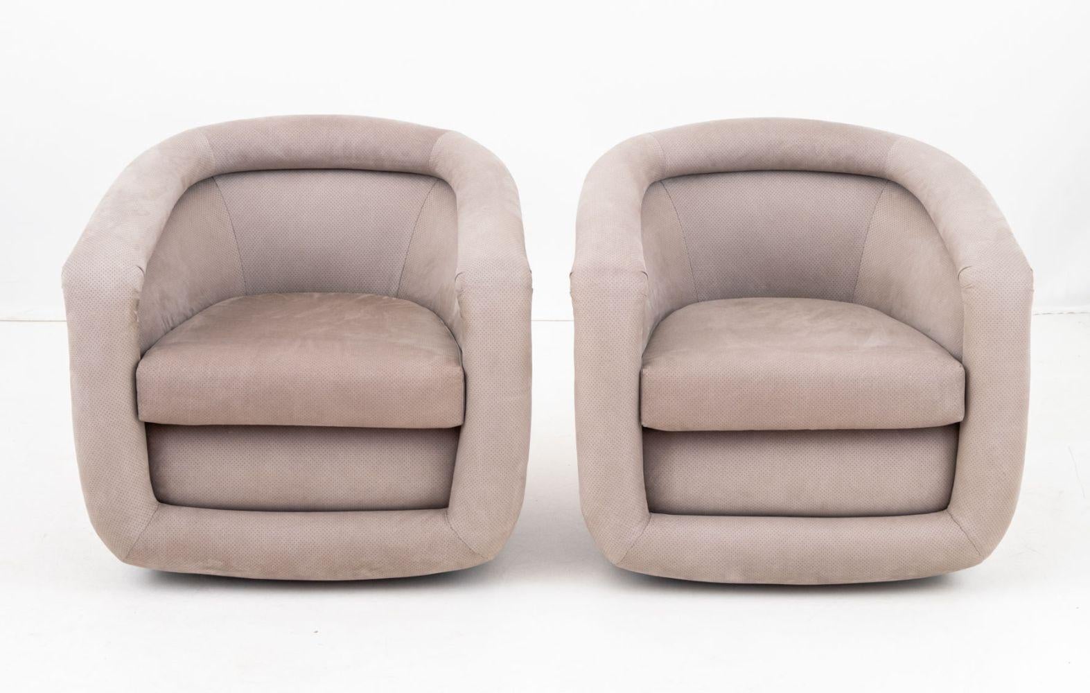 Paire de chaises tournantes en daim perforé de style Art Déco. 30