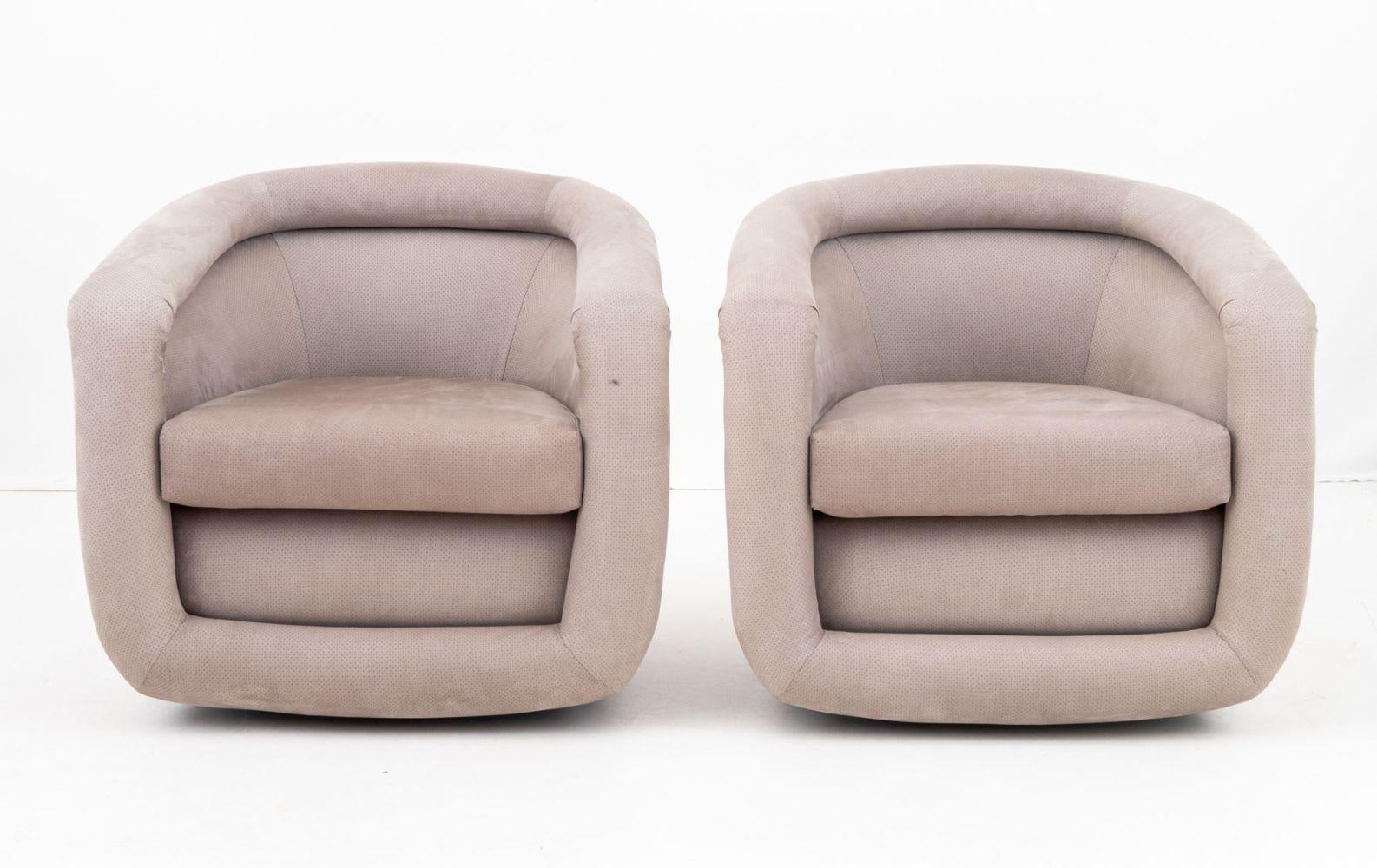 Art déco Paire de chaises à baignoire tournante en daim de style Art Déco en vente