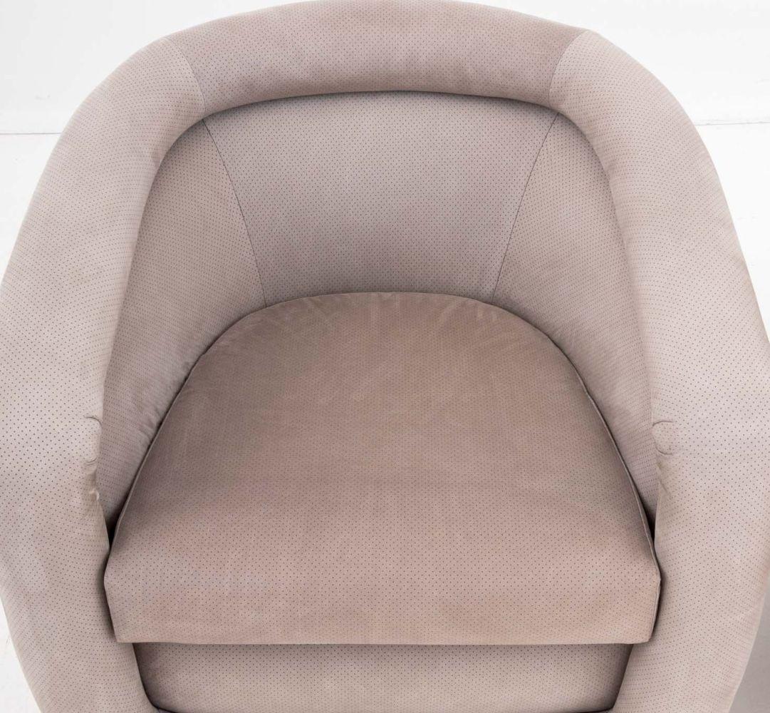 XXIe siècle et contemporain Paire de chaises à baignoire tournante en daim de style Art Déco en vente